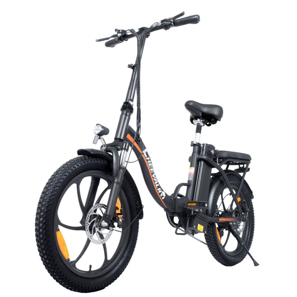 Schwarzes Elektrofahrrad mit orangefarbenen Akzenten. Große Reifen, Kotflügel, Scheinwerfer und Gepäckträger.