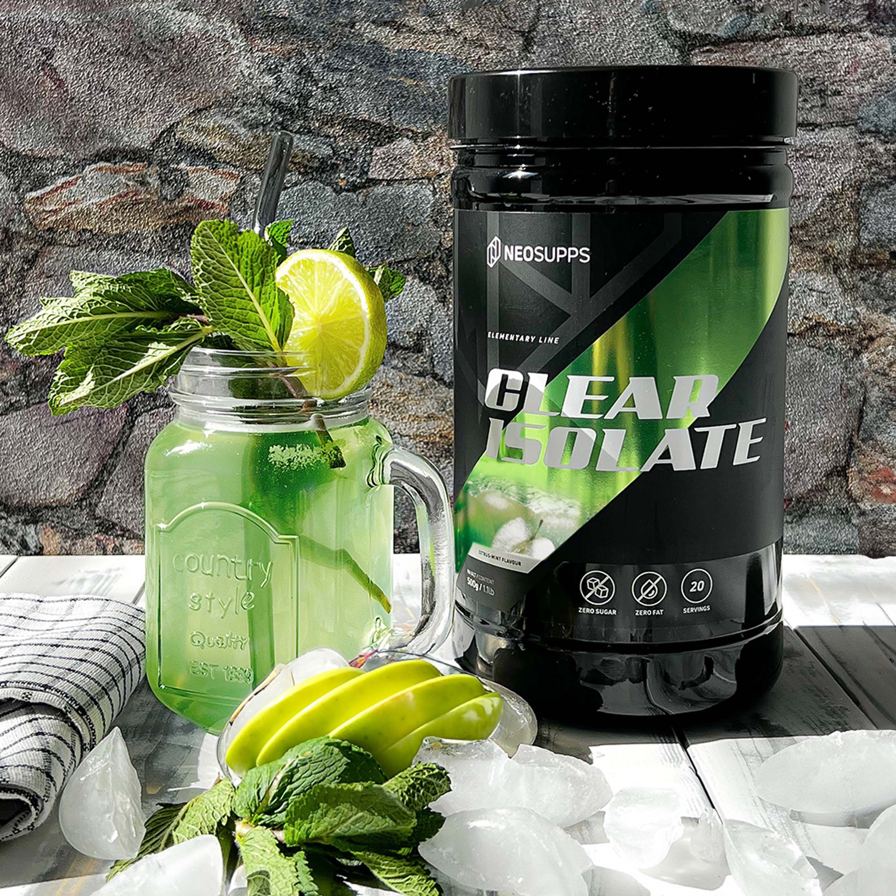 Schwarze Dose mit grünem Etikett. Aufschrift CLEAR ISOLATE und NEOSUPPS. Glas mit Getränk, Eis, Limette und Minze.