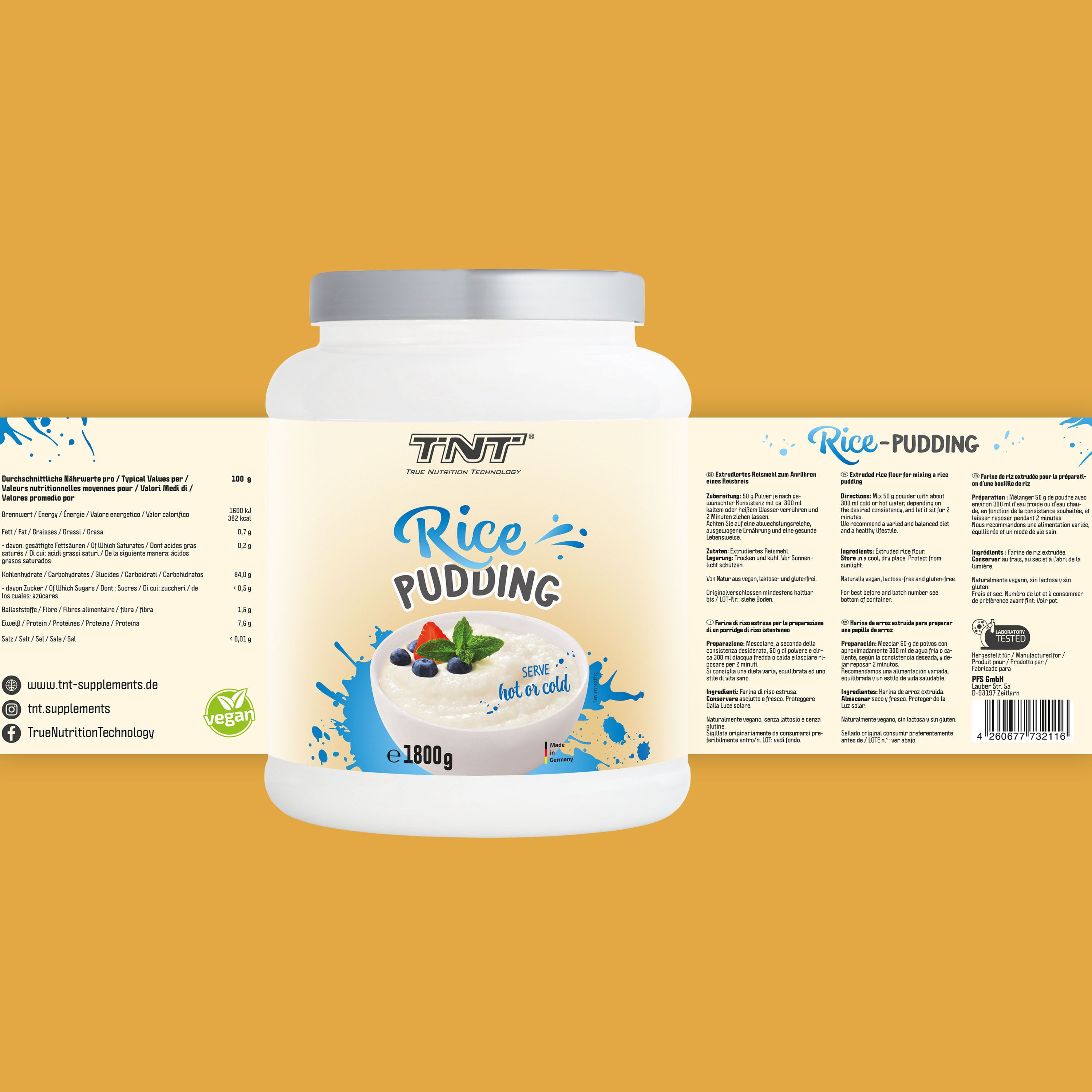 TNT Rice Pudding-Behälter mit Etiketten. Aufschrift: Rice Pudding, 1800g. Etiketten mit Informationen und Nährwertangaben. Vegan-Logo.