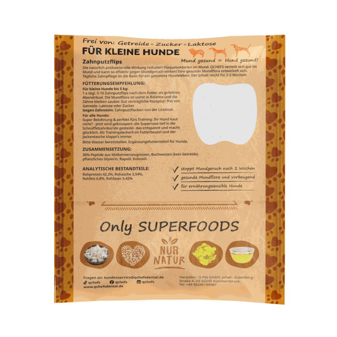 Verpackung von QCHEFS Zahnputzflips. Text: Für kleine Hunde, frei von Getreide, Zucker, Laktose. Nur Natur. Inhaltsstoffe und Fütterungsempfehlung.