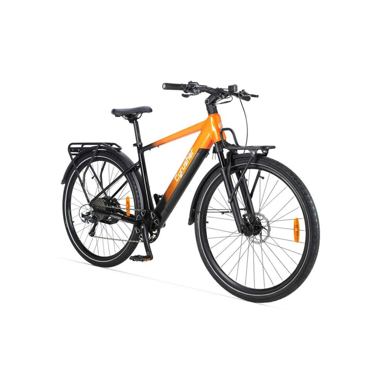 E-Trekkingrad mit orangefarbenem Rahmen, Gepäckträger und Schutzblechen. Schwarze Reifen und Komponenten. CYRUSHER-Logo.