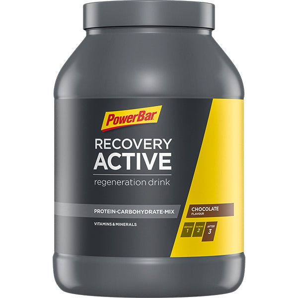 Grauer Behälter des PowerBar Recovery Active Regeneration Drinks in Schokoladengeschmack.