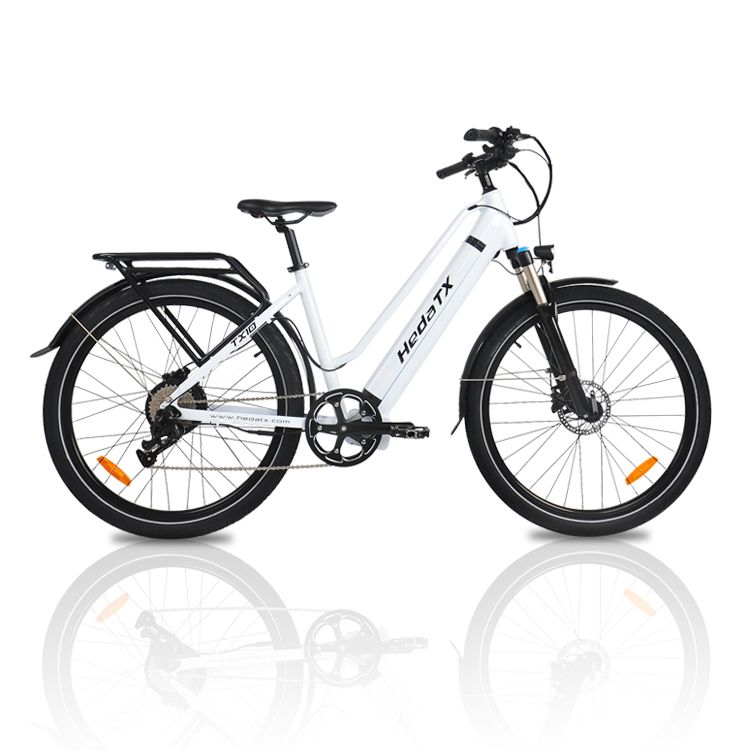Weißes E-Bike HedaTX TX10. Schwarze Reifen, Schutzbleche, Gepäckträger. HedaTX-Logo am Rahmen.