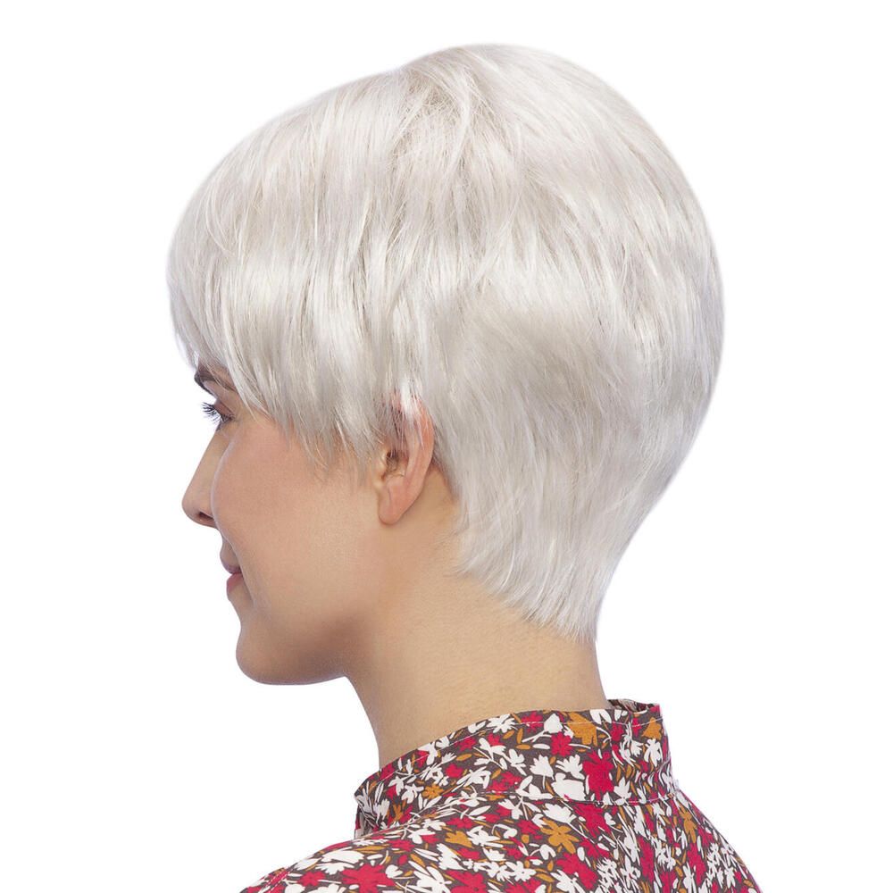 Seitenansicht einer Frau mit silberner Kurzhaarperücke. Die Perücke hat einen Pony. Die Frau trägt ein Oberteil mit Blumenmuster.