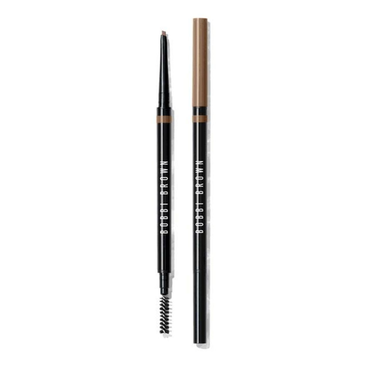 Zwei Augenbrauenstifte. Einer mit Bürste, der andere mit Kappe. Beide Stifte sind schwarz mit dem Markennamen Bobbi Brown.