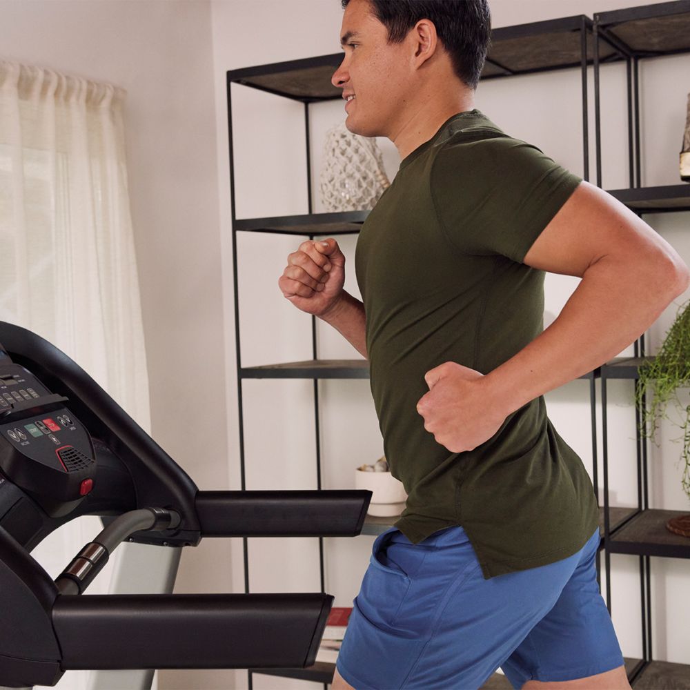 Mann läuft auf einem Laufband. Schwarzes Laufband, grauer Rahmen. Schwinn Fitness SFT 3.5.