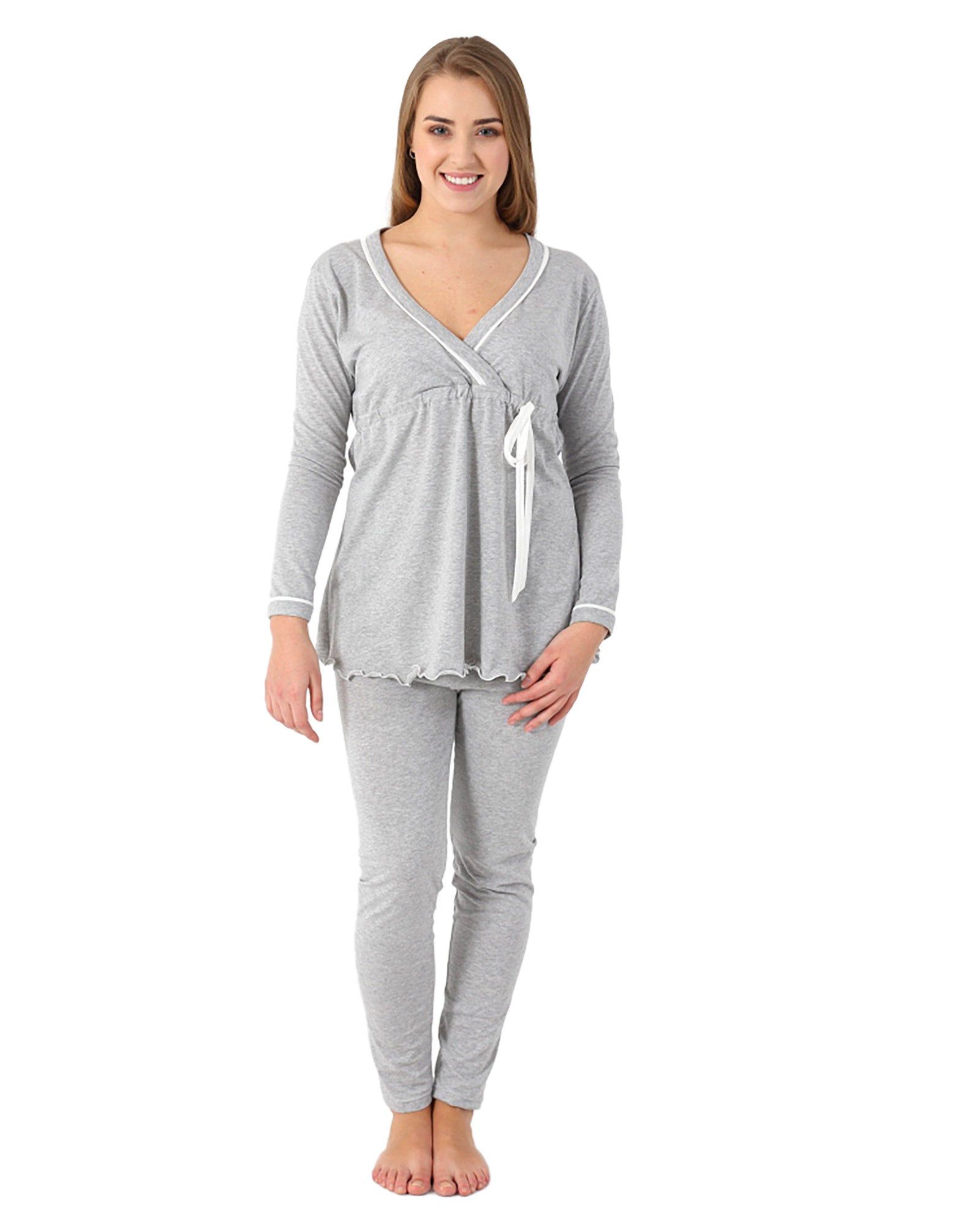 Grau melierter Stillpyjama. Oberteil mit Wickeloptik, weißer Schleife und Saum. Lange Hose. Frau trägt Pyjama.