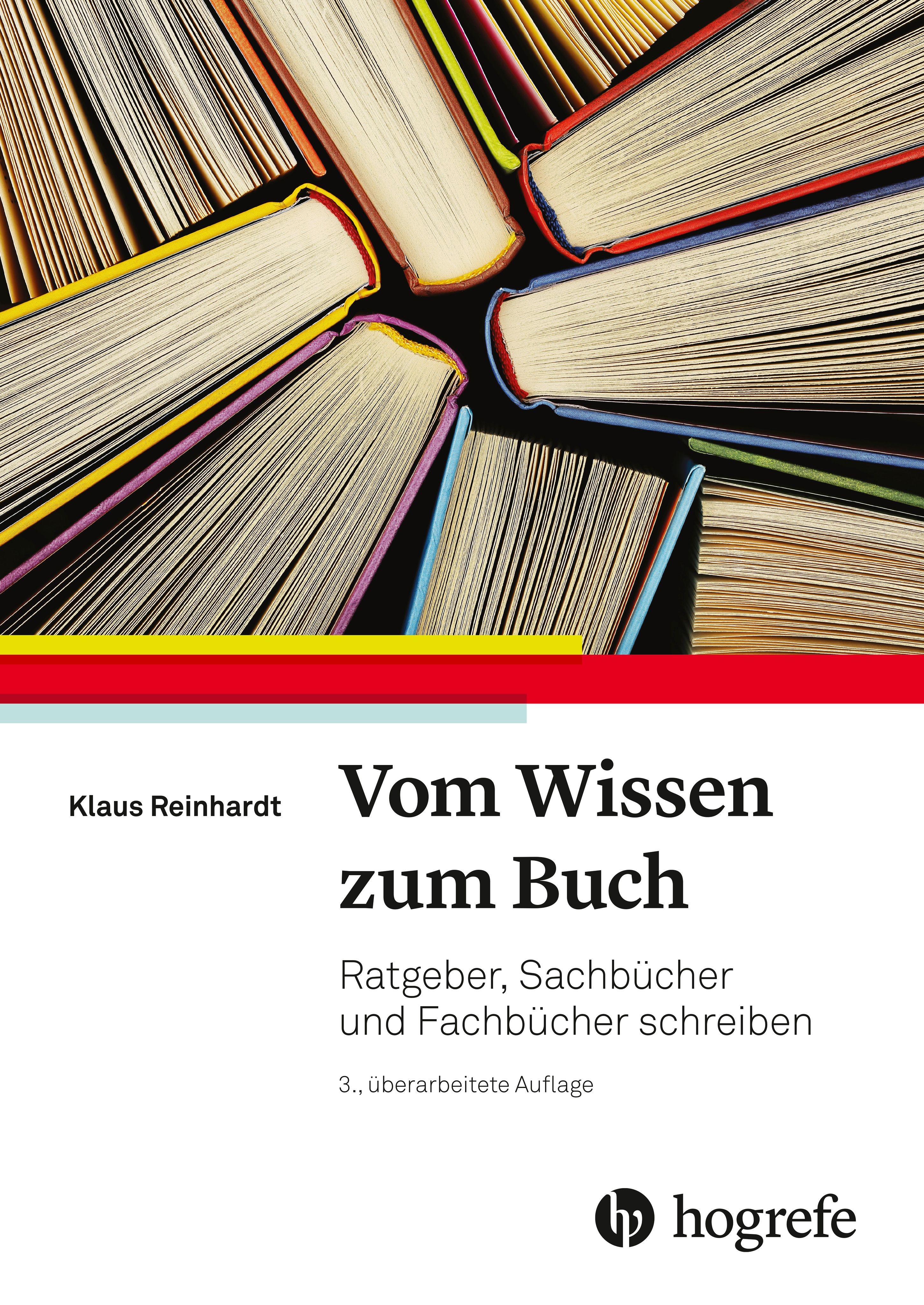 Buch mit dem Titel „Vom Wissen zum Buch“. Autor: Klaus Reinhardt. Verlag: Hogrefe. Mehrere Bücher sind im Hintergrund zu sehen.