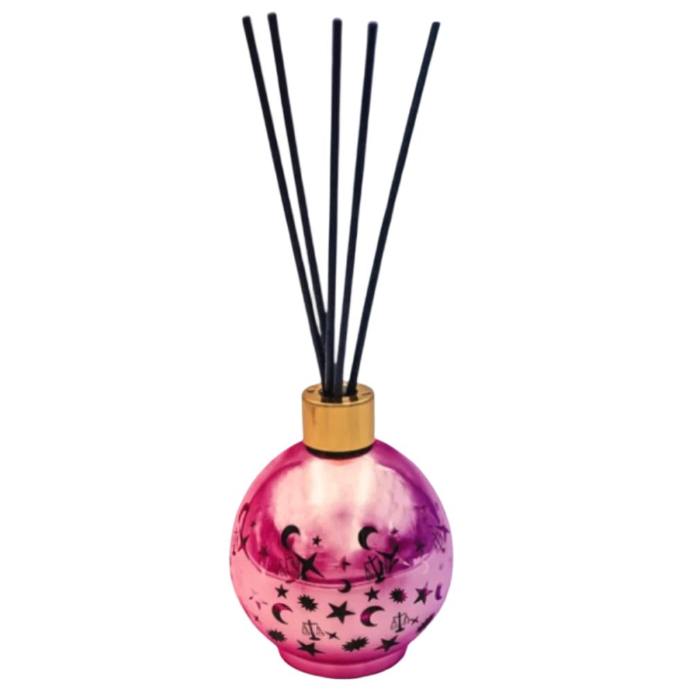 Runder, rosa Duftdiffusor mit schwarzen Stäbchen. Goldener Verschluss. Verziert mit Sternen und Monden.
