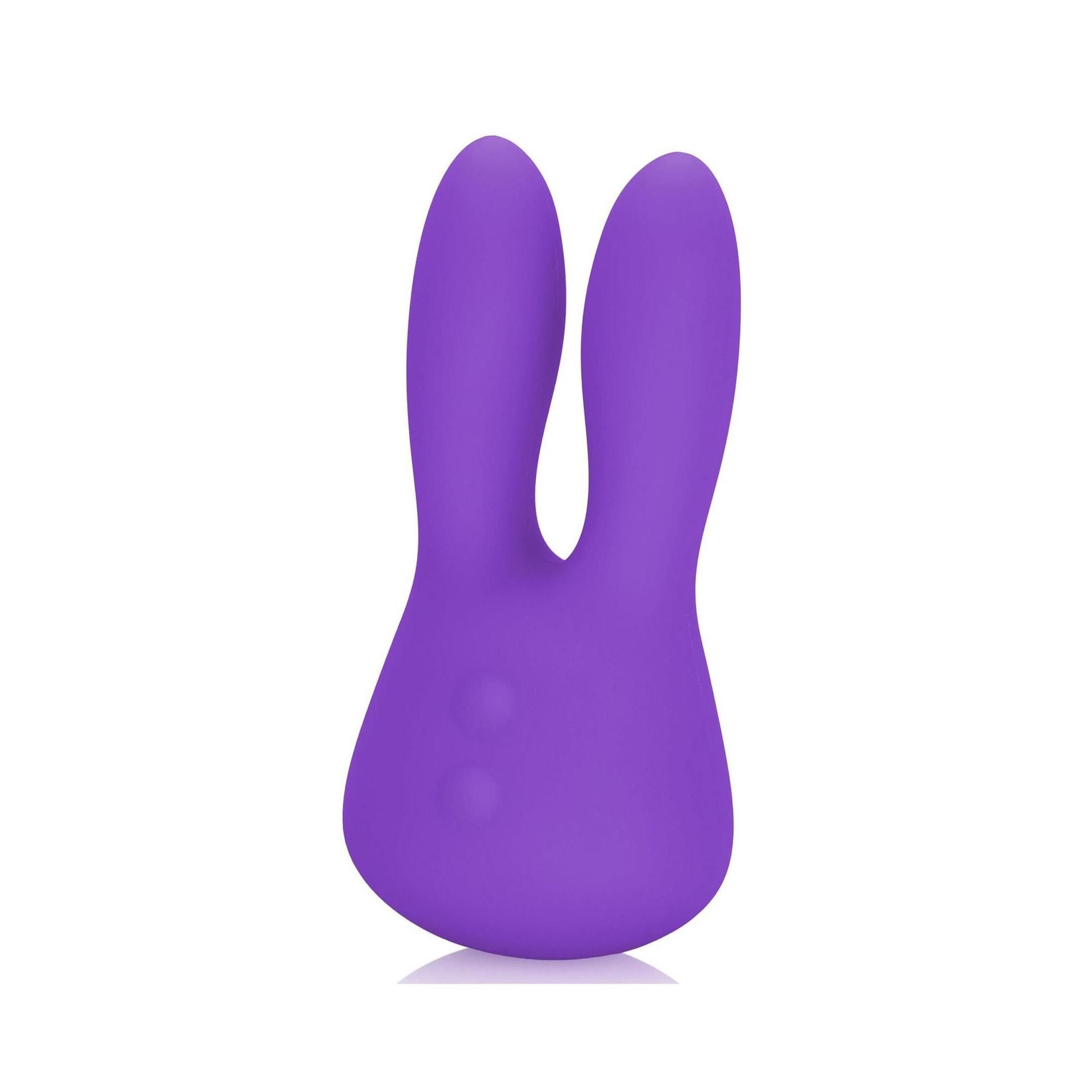 Lila Silikon-Vibrator in Hasenform. Zwei Ohren, abgerundeter Körper. Drei erhabene Punkte. Auf weißem Hintergrund.