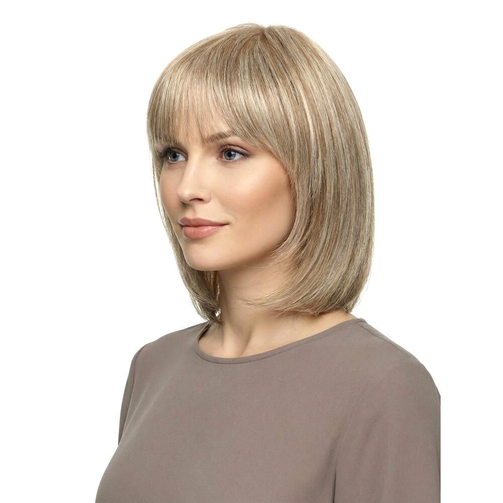 Perücke Mola von trendhair. Blondes Haar mit Pony. Frau im Profil. Mittellange, glatte Frisur. Braunes Oberteil.