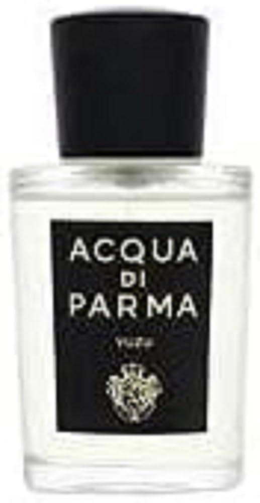 Parfümflakon mit schwarzem Deckel. Schwarzes Etikett mit weißem Schriftzug: ACQUA DI PARMA, Yuzu. Klarer Glasflakon.