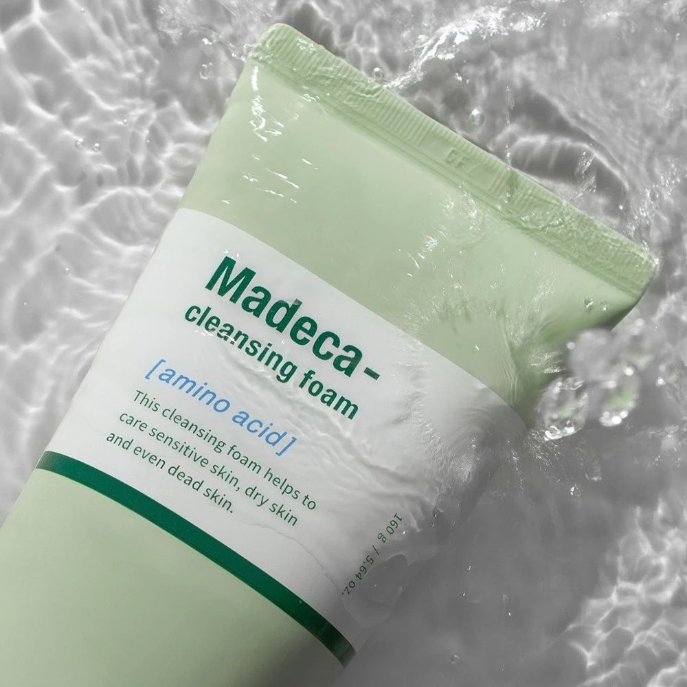 Grüne Tube im Wasser. Text: Madeca-cleansing foam, amino acid. Marke: Centellian 24.