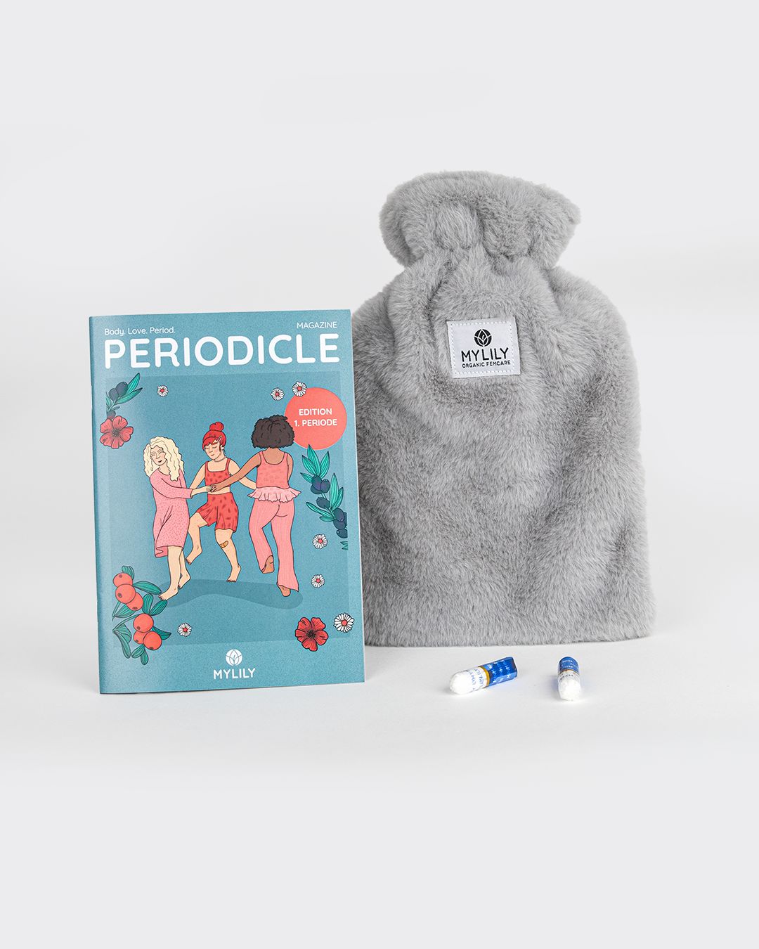 MYLILY Erste Periode Set: Magazin, zwei Tampons und eine flauschige Wärmflasche mit Bezug.