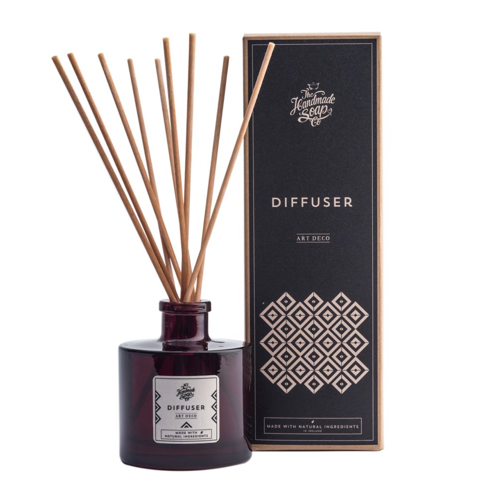 Diffusor mit Holzstäbchen und Verpackung. Dunkelrotes Glasgefäß, schwarze Verpackung mit Logo und geometrischem Muster. "Diffuser" Schriftzug.