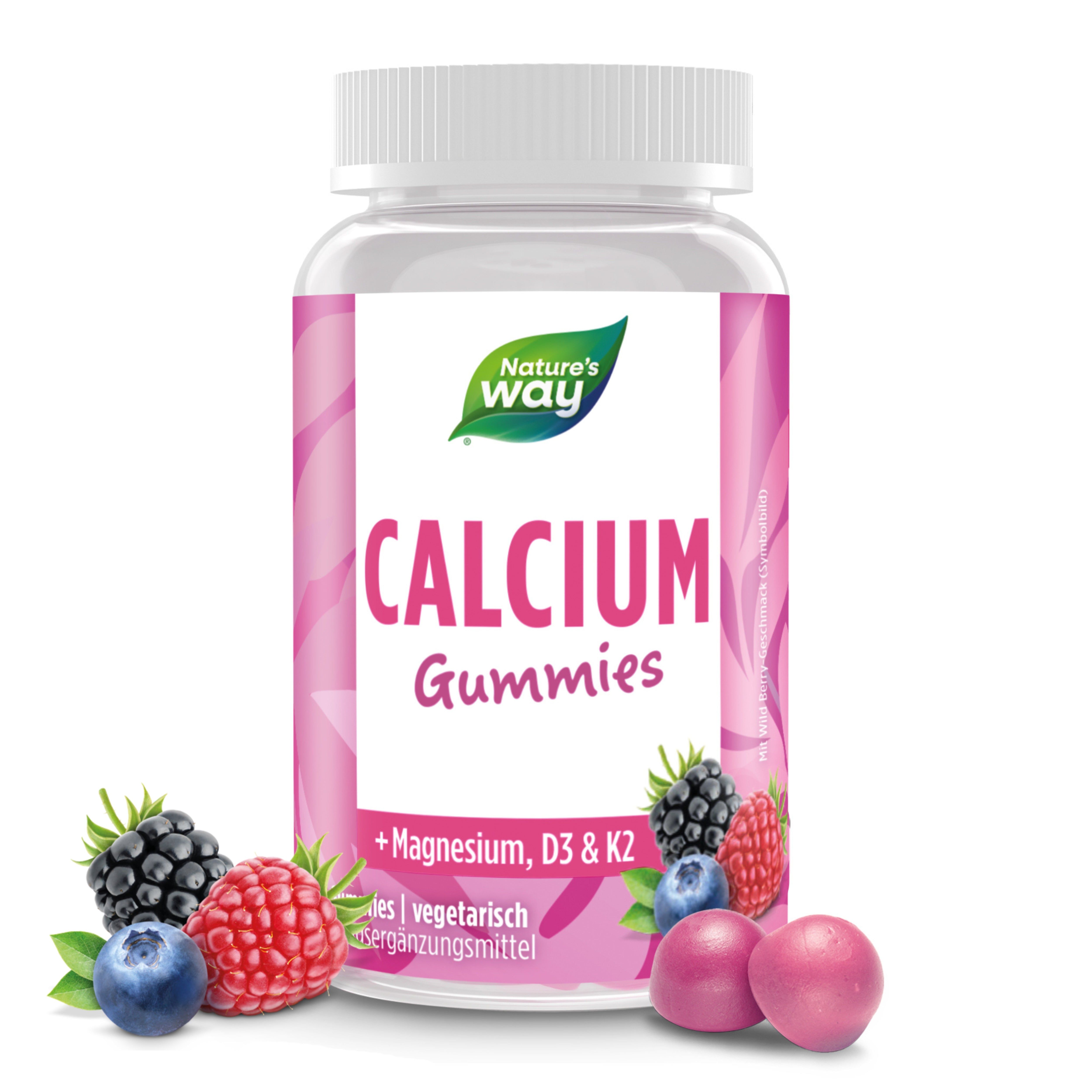 Eine Flasche Nature's Way Calcium Gummies. Rosa Etikett mit Produktnamen und Beeren. Weiße Kappe. Beeren und Gummies liegen vor der Flasche.