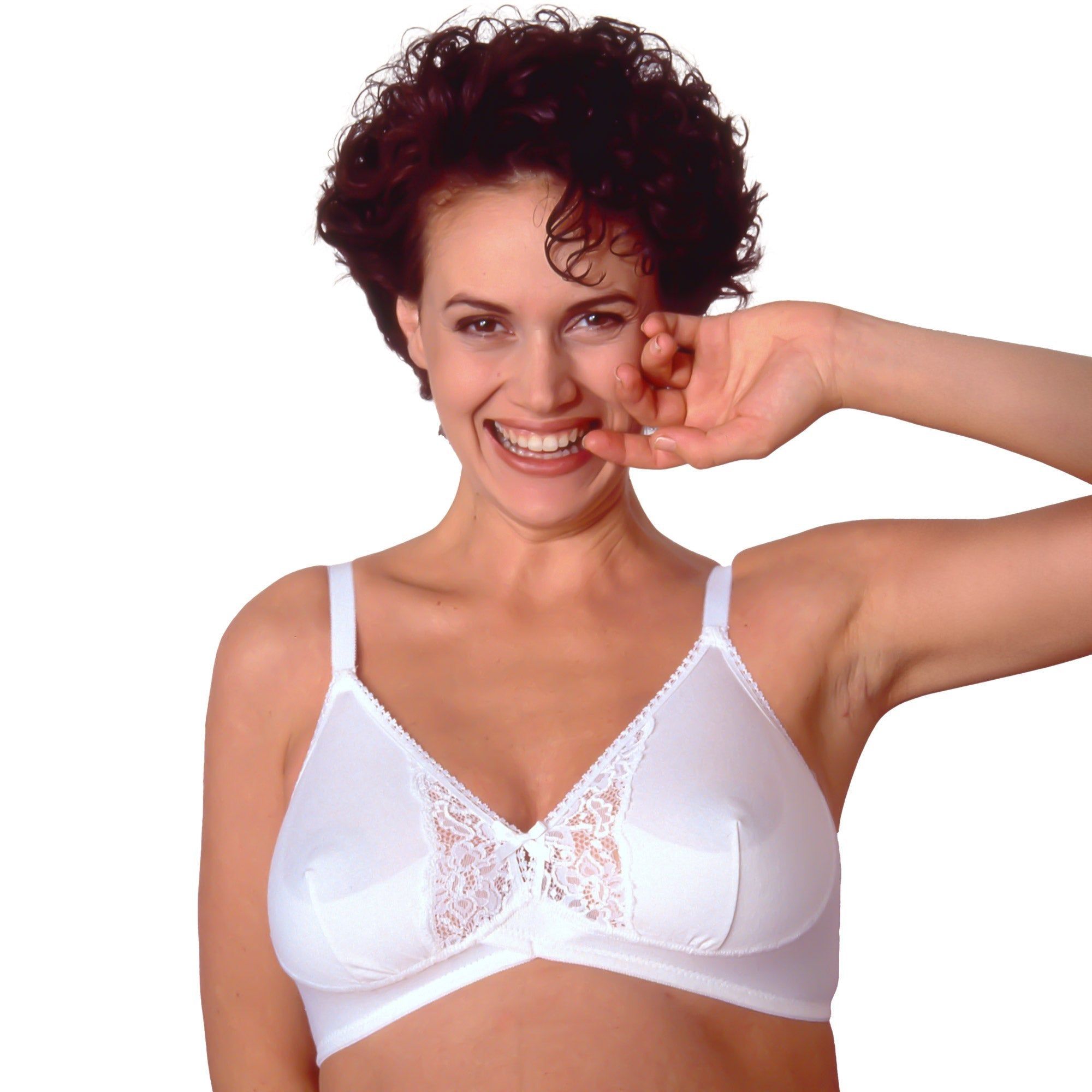 Frau trägt weißen Schwangerschafts-BH mit Spitze. Baumwolle, Cup C. Verstellbare Träger, Spitzenverzierung. Lächelt.