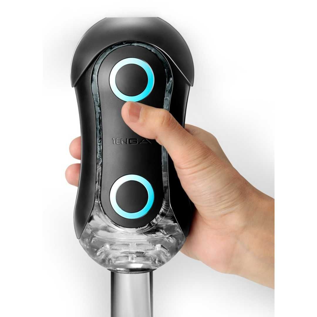 Schwarzes TENGA Flip Orb, gehalten von einer Hand. Zwei blaue Kreise auf der Vorderseite. Schriftzug "TENGA".