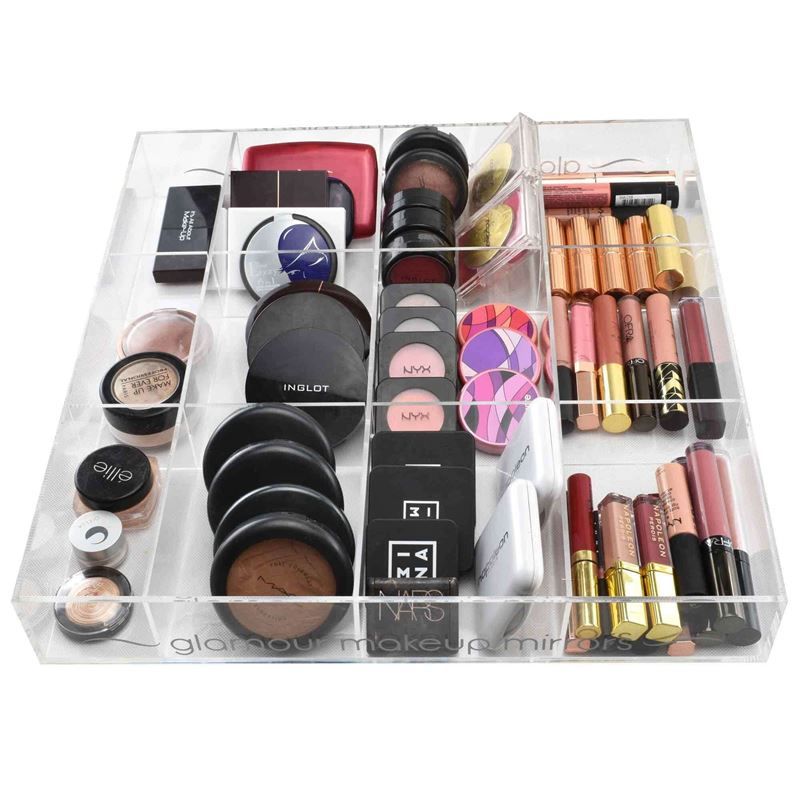 Acryl-Organizer mit 12 Fächern, gefüllt mit Make-up-Produkten. Klare, rechteckige Form. Lippenstifte und verschiedene Kosmetikmarken.