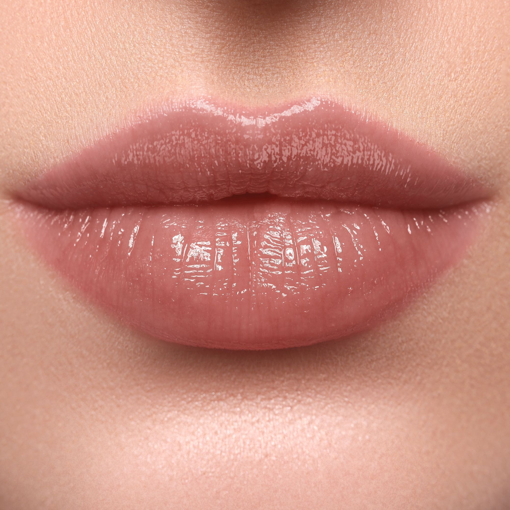WYCON Hydrasheer Glossy Lipstick 11 Mocha: Lippenstift-Applikator und Hülse.