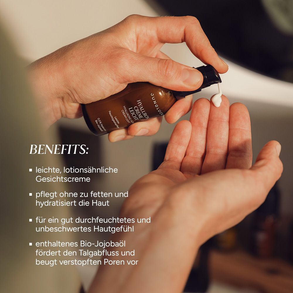 Braune Flasche mit Creme wird auf die Hand gedrückt. Text: Vorteile: leichte, lotionsähnliche Gesichtscreme.