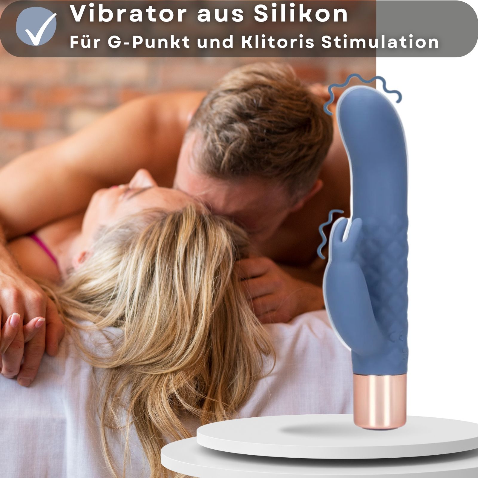 Blauer Vibrator mit rosegoldener Basis. Paar liegt auf dem Bett. Produkt auf Podest.