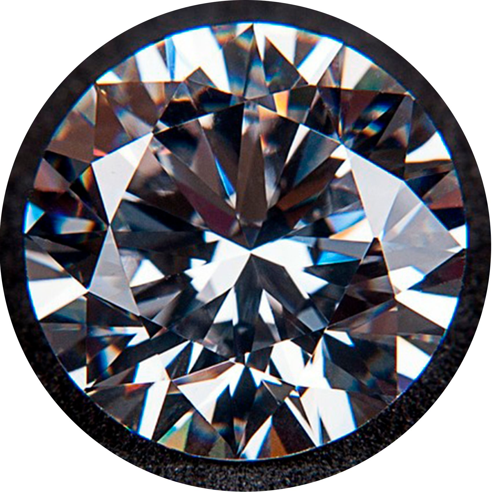 Nahaufnahme eines Diamanten auf schwarzem Hintergrund. Facettenreich, glänzend.