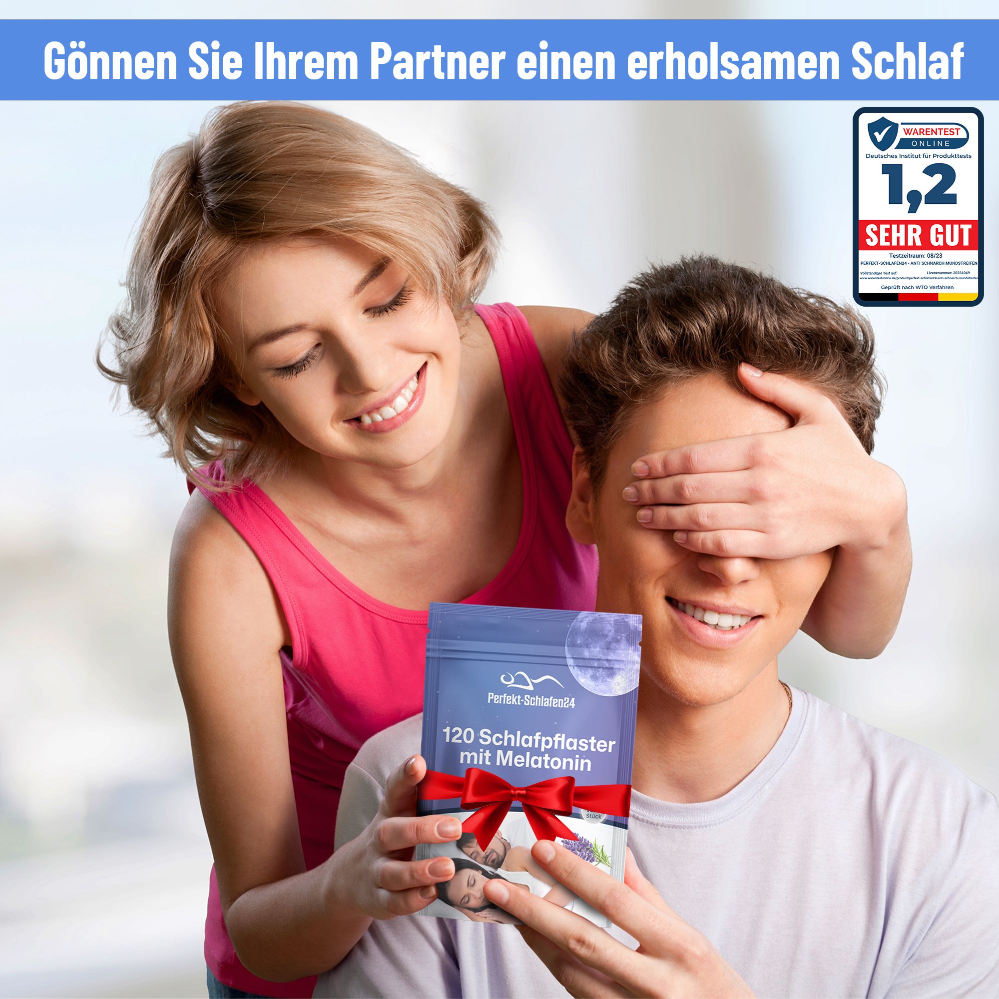 Produktverpackung mit Schleife. Marke: Perfekt-Schlafen24. 120 Schlafpflaster mit Melatonin. Frau überreicht Geschenk an Mann.
