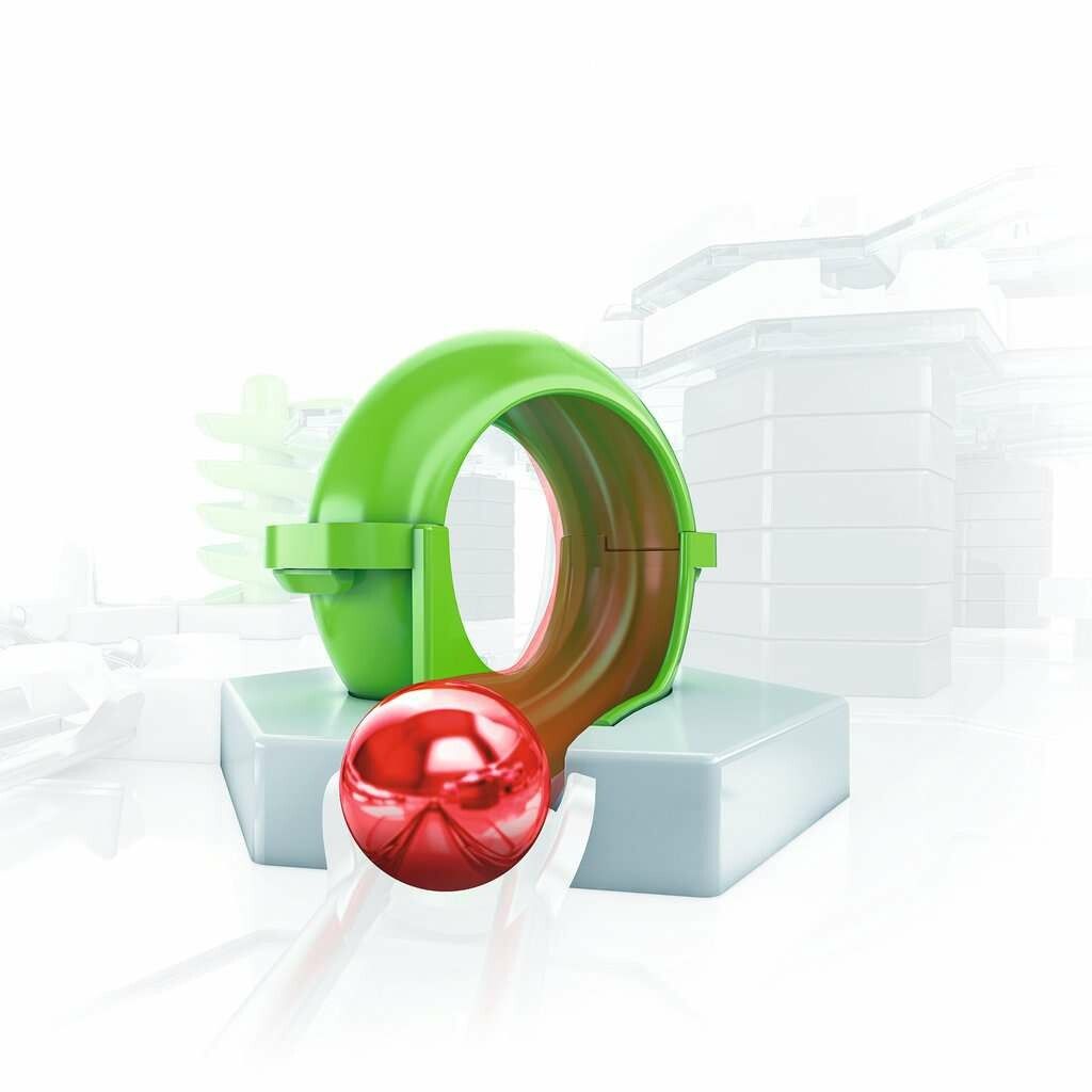 Un elemento verde del sistema GraviTrax che guida una sfera rossa. L'elemento è posto su un piedistallo bianco. Sullo sfondo, altre parti del sistema sono delineate, evidenziando la complessità e il divertimento del sistema.
