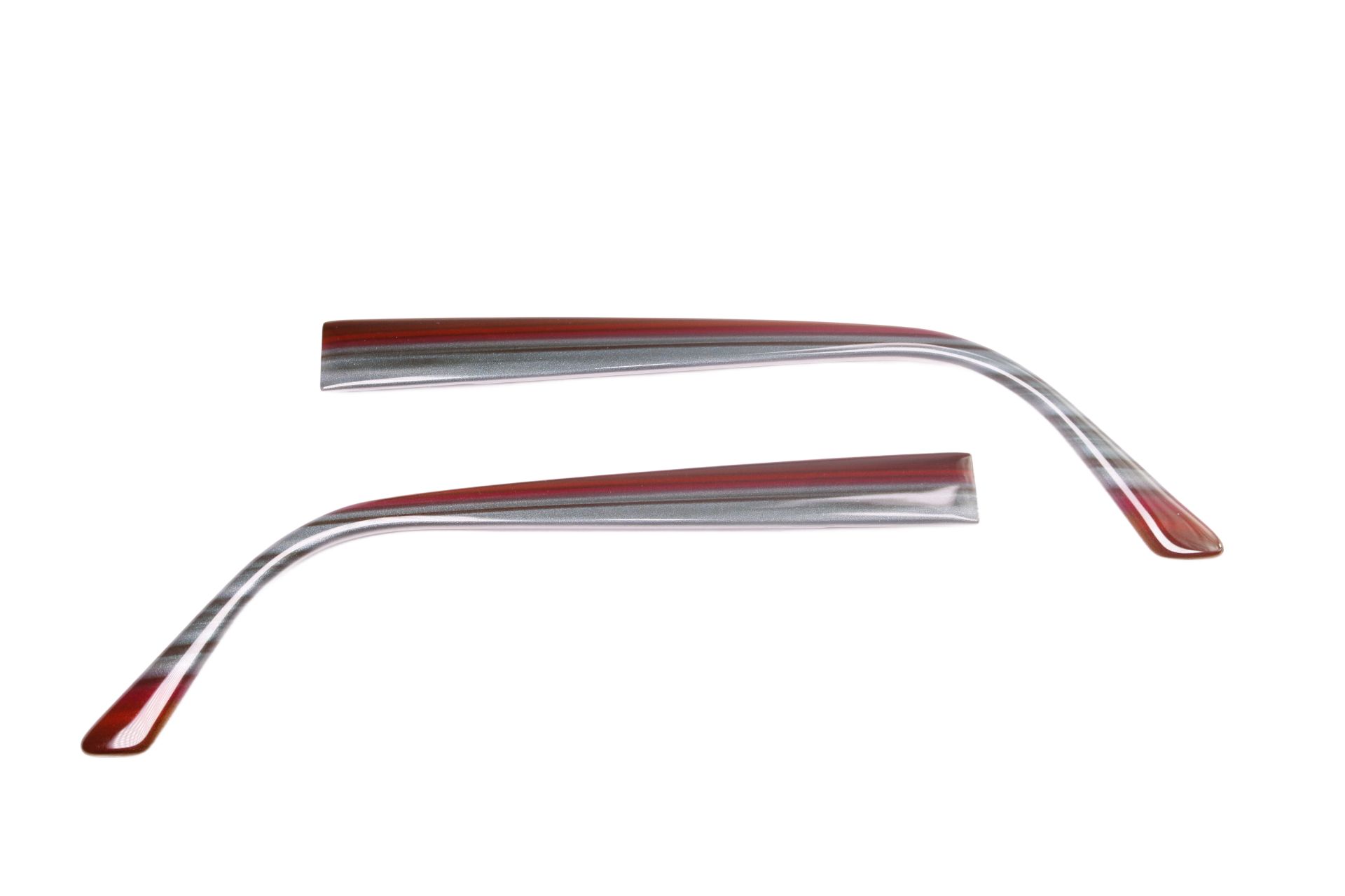 Zwei Brillenbügel, rot-transparent gestreift. Bügel gebogen, mit roter Spitze. Auf weißem Hintergrund.