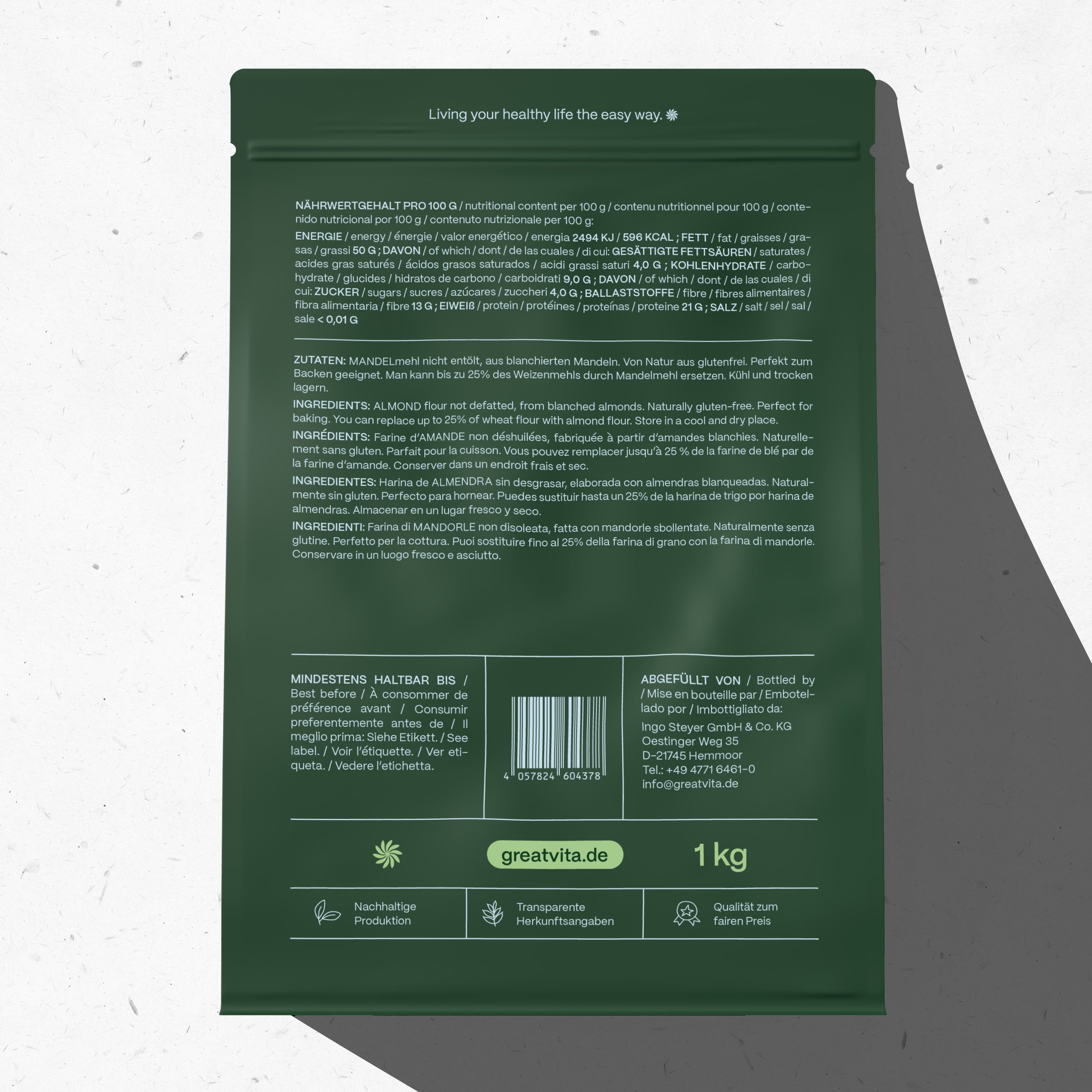 Grüne Verpackung mit Mandelmehl-Informationen. Text: Nährwertangaben, Zutaten, Mindesthaltbarkeit, 1 kg. Marke: GreatVita.