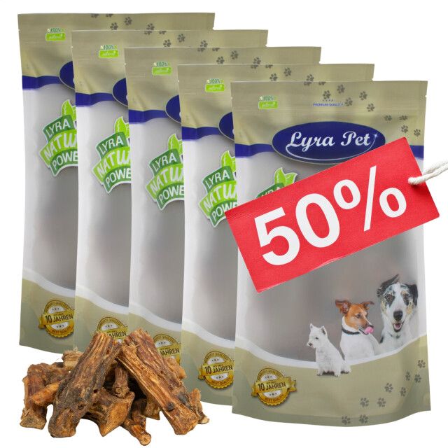 Mehrere Beutel Lyra Pet Ochsenschwanz, daneben Ochsenschwanzstücke. Auf einem Beutel ein 50%-Rabatt-Etikett.