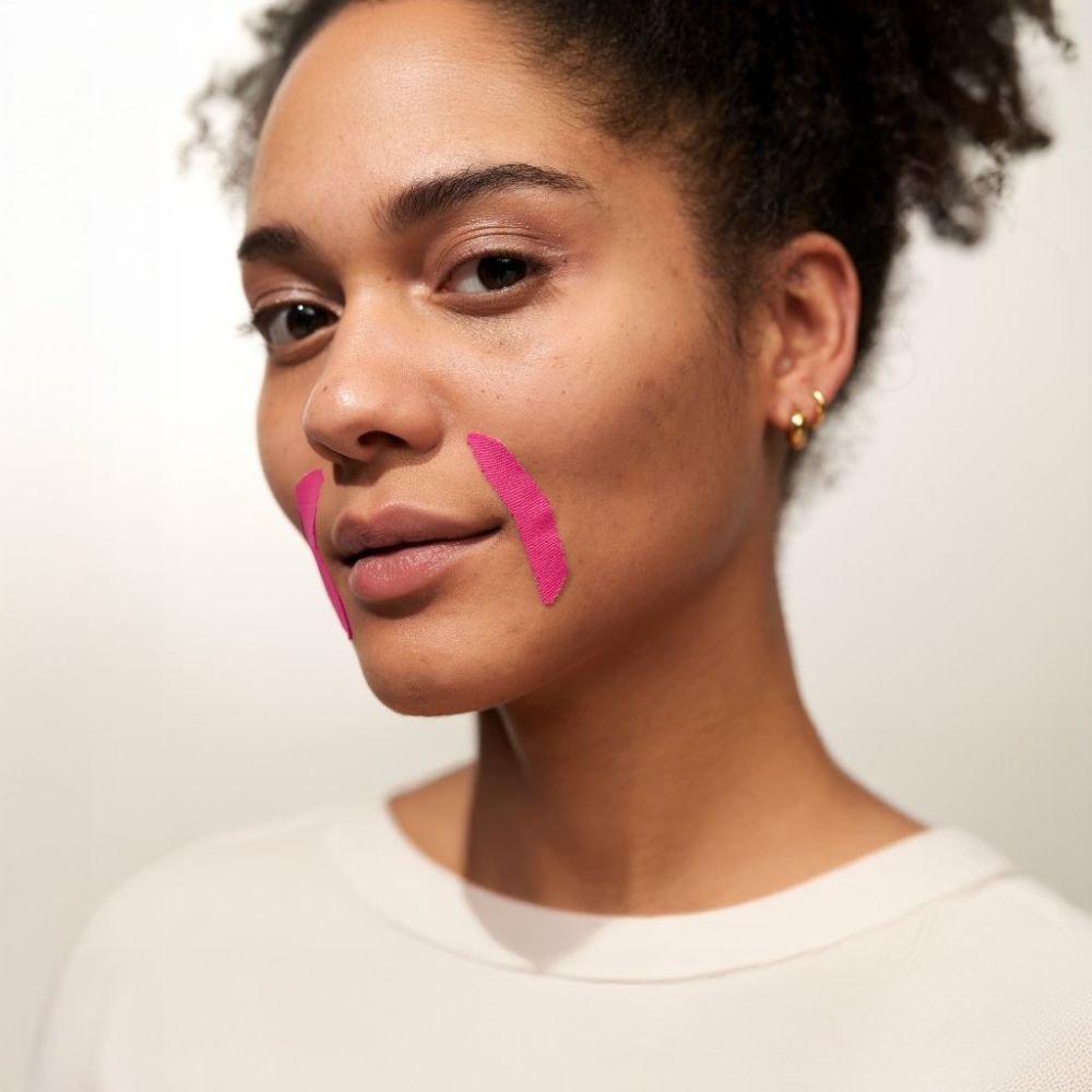 Frau mit rosa Mund Patches. Patches an den Mundwinkeln. Hautton. Helle Umgebung.