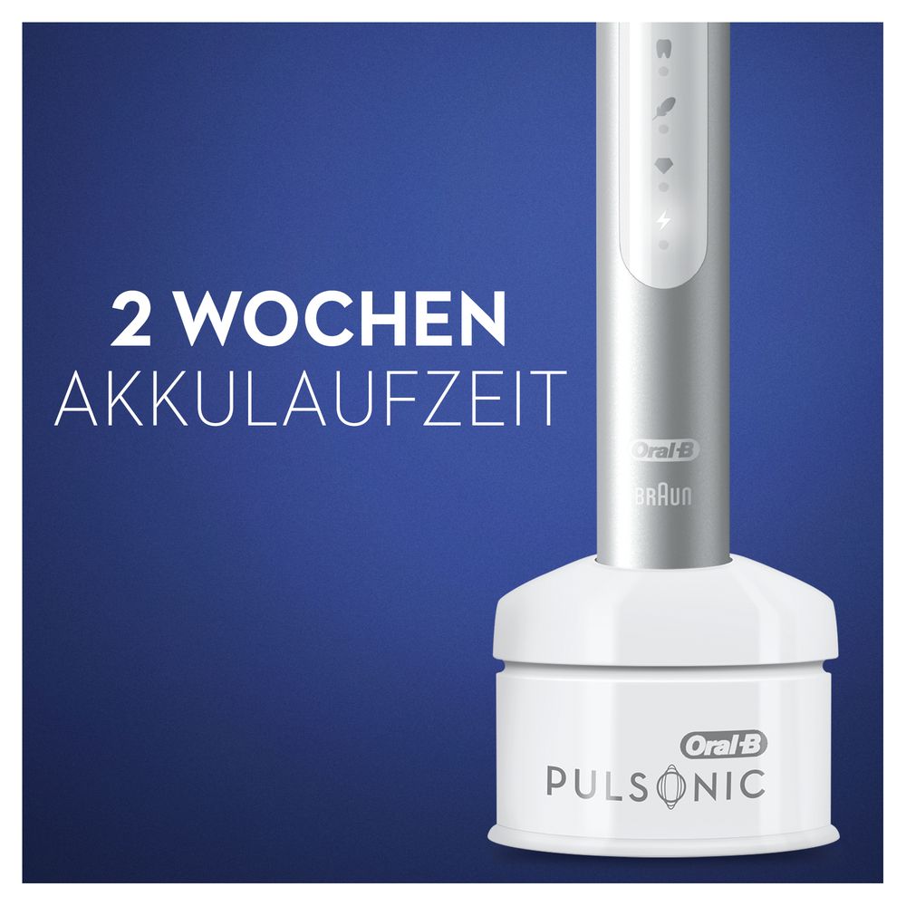 Elektrische Zahnbürste auf Ladestation. Text: 2 Wochen Akkulaufzeit. Logo Oral-B Pulsonic.