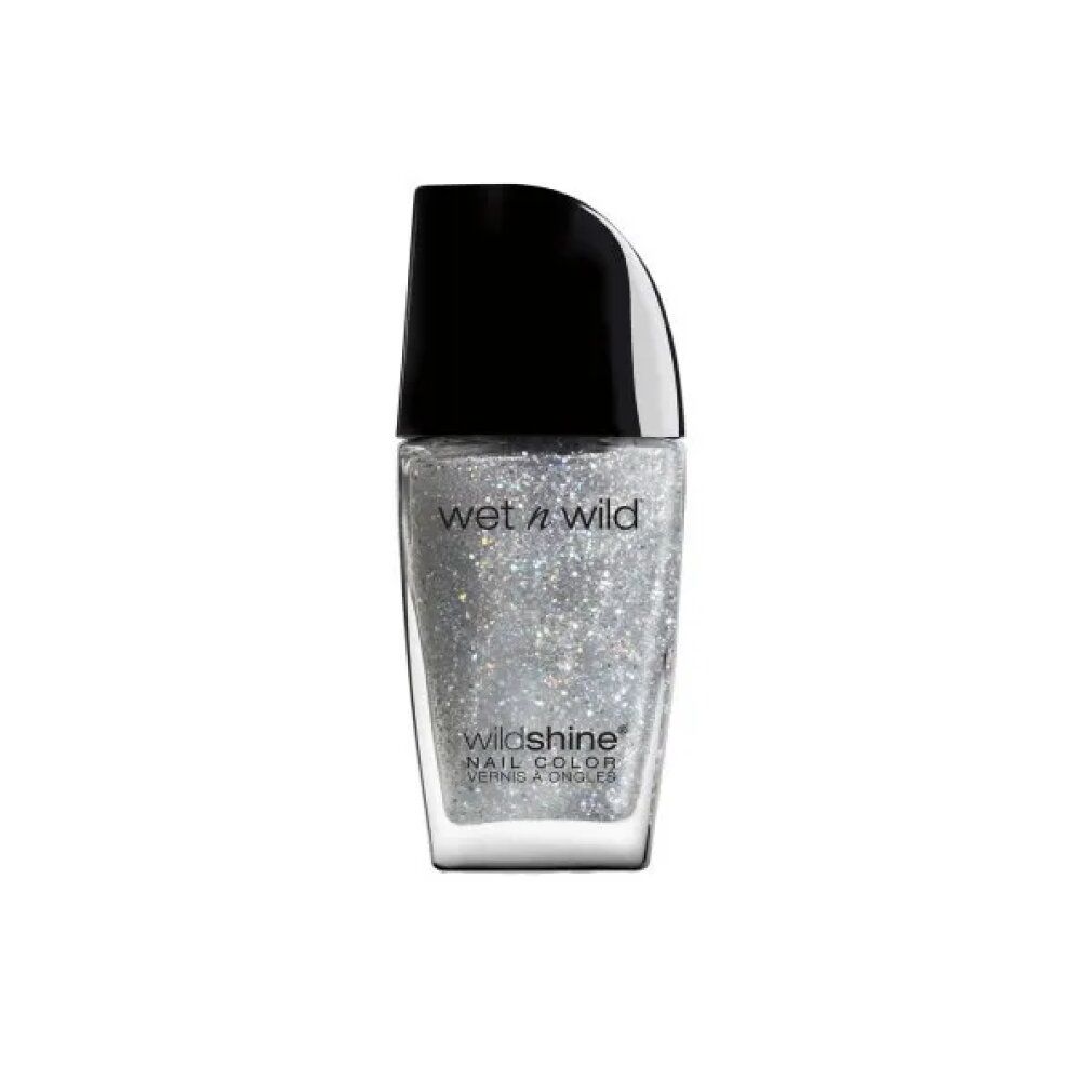Nagellackflasche mit silbernem Glitzer. Schwarzer Deckel. Schriftzug: Wet n Wild Wild Shine Nail Color.