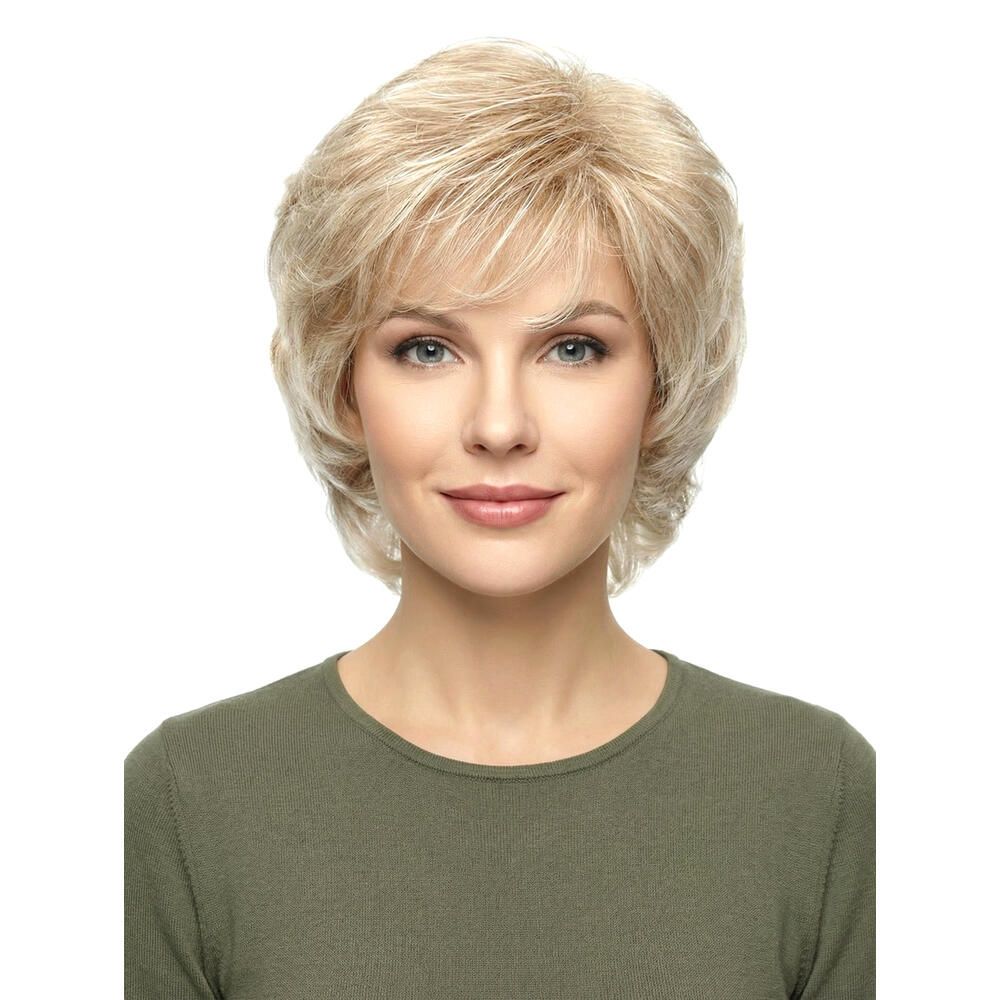 Blond gefärbte Perücke mit kurzem, gewelltem Haar. Frontale Ansicht einer Frau, die ein olivgrünes Oberteil trägt.