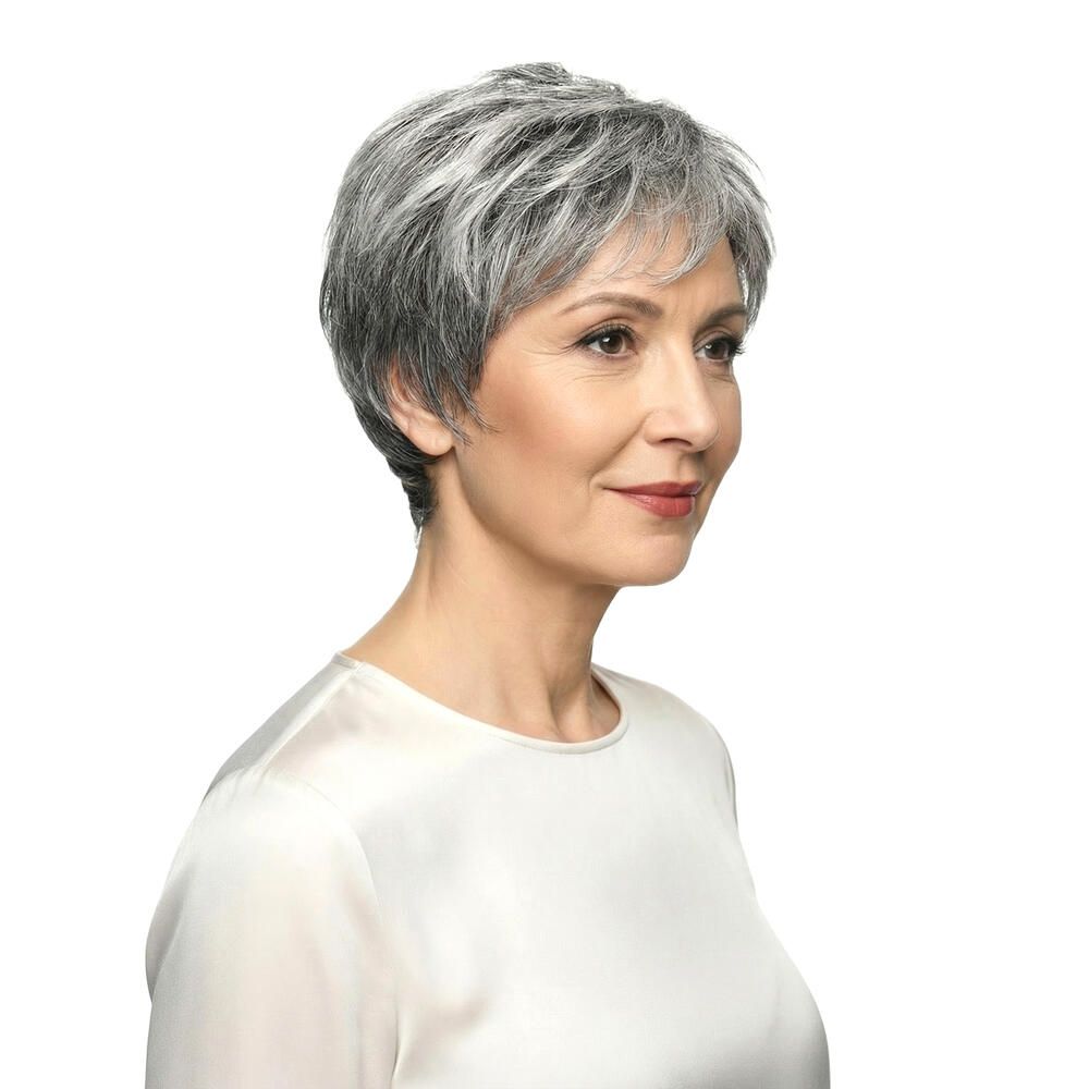 Kurzhaarperücke, grau-meliert, Seitenansicht einer Frau. Die Perücke bedeckt den Kopf, das Gesicht ist sichtbar.