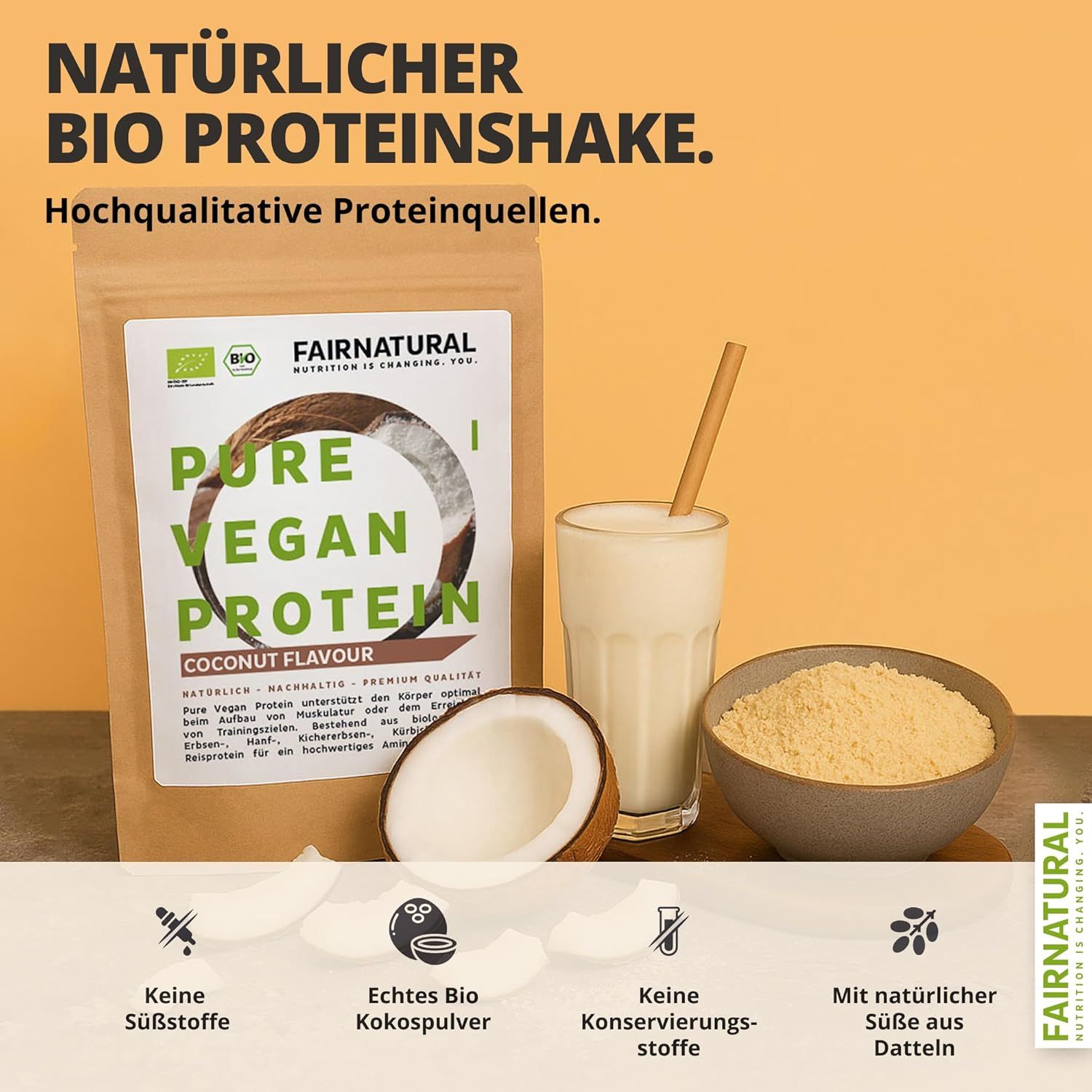 Beutel mit FAIRNATURAL Bio Vegan Protein, Kokosgeschmack. Glas mit Shake, Kokosnuss, Schale mit Pulver. Strohhalm.