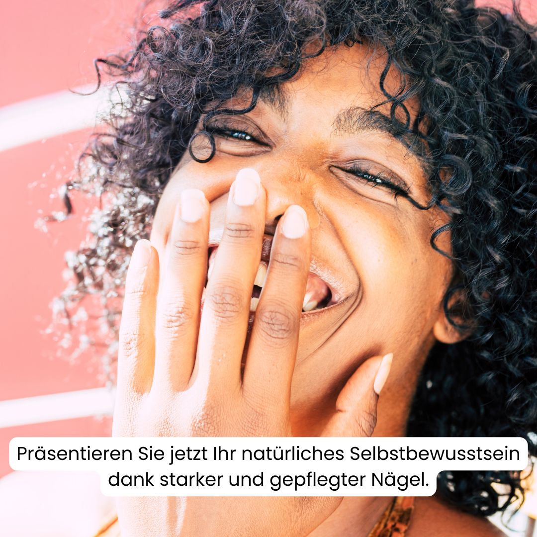 Lächelnde Frau mit gepflegten Fingernägeln. Hintergrund: rot. Text: Präsentieren Sie Ihr Selbstbewusstsein.