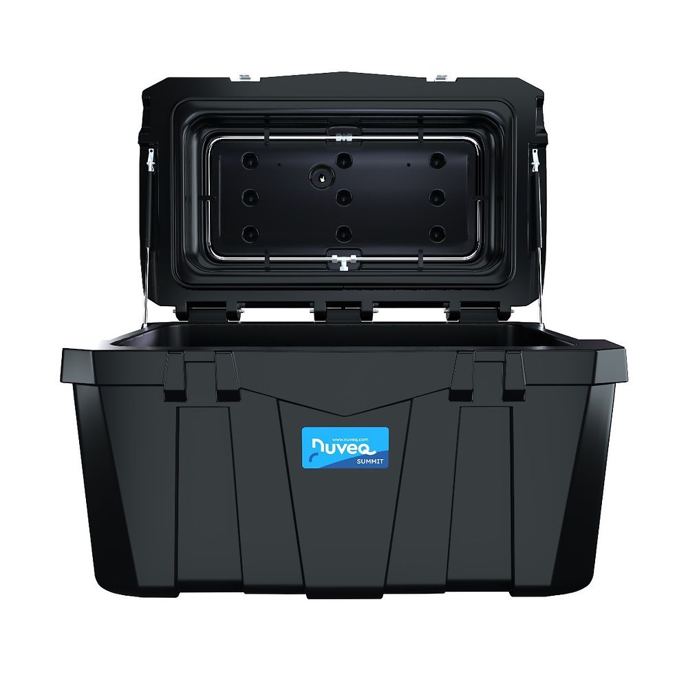 Schwarzer NUVEQ® Heubedampfer SUMMIT Pro mit geöffnetem Deckel. Blaues NUVEQ®-Logo.