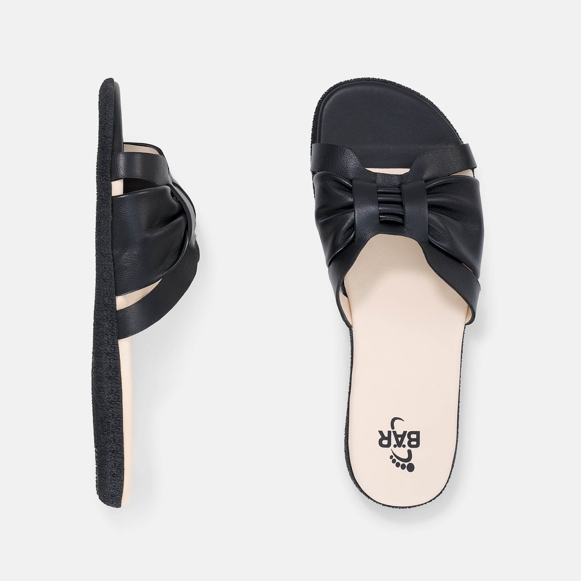 Schwarze Pantolette mit gekreuzten Riemen. Beige Innensohle, schwarze Sohle. Marke BÄR. Schuh von oben.