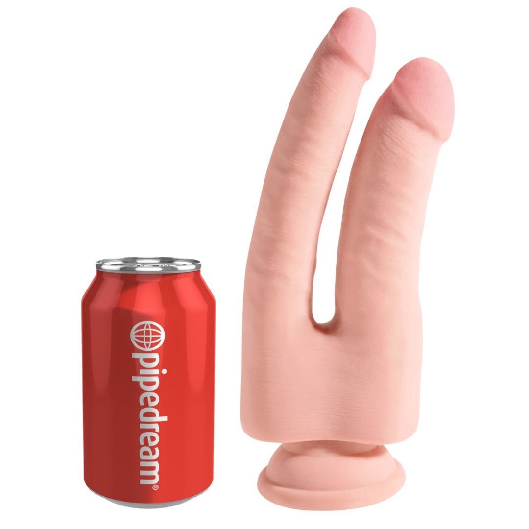 Doppeldildo neben einer Getränkedose. Rosa, mit zwei Schäften und einem Sockel. Dose mit Logo.