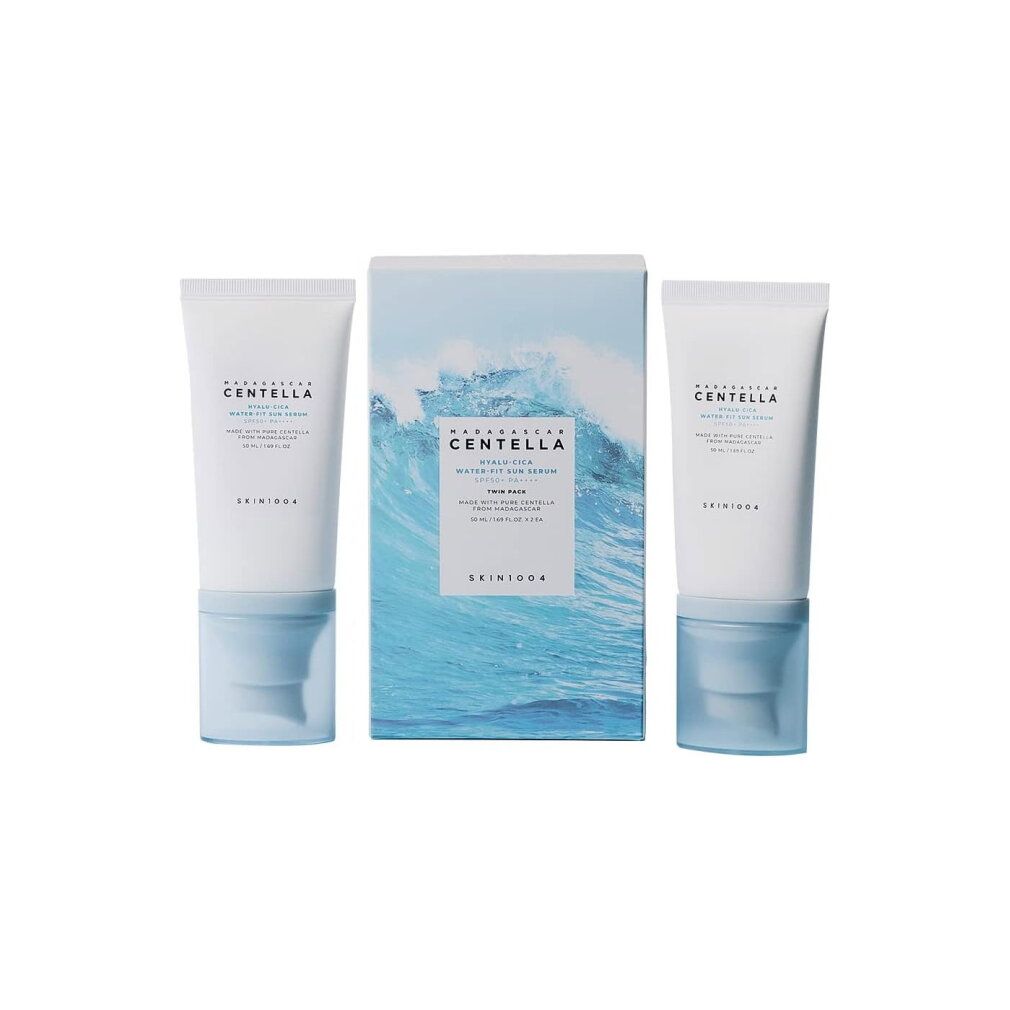 Zwei SKIN1004 Madagascar Centella Hyalu-Cica Water-Fit Sun Serum Tuben und eine Verpackung.