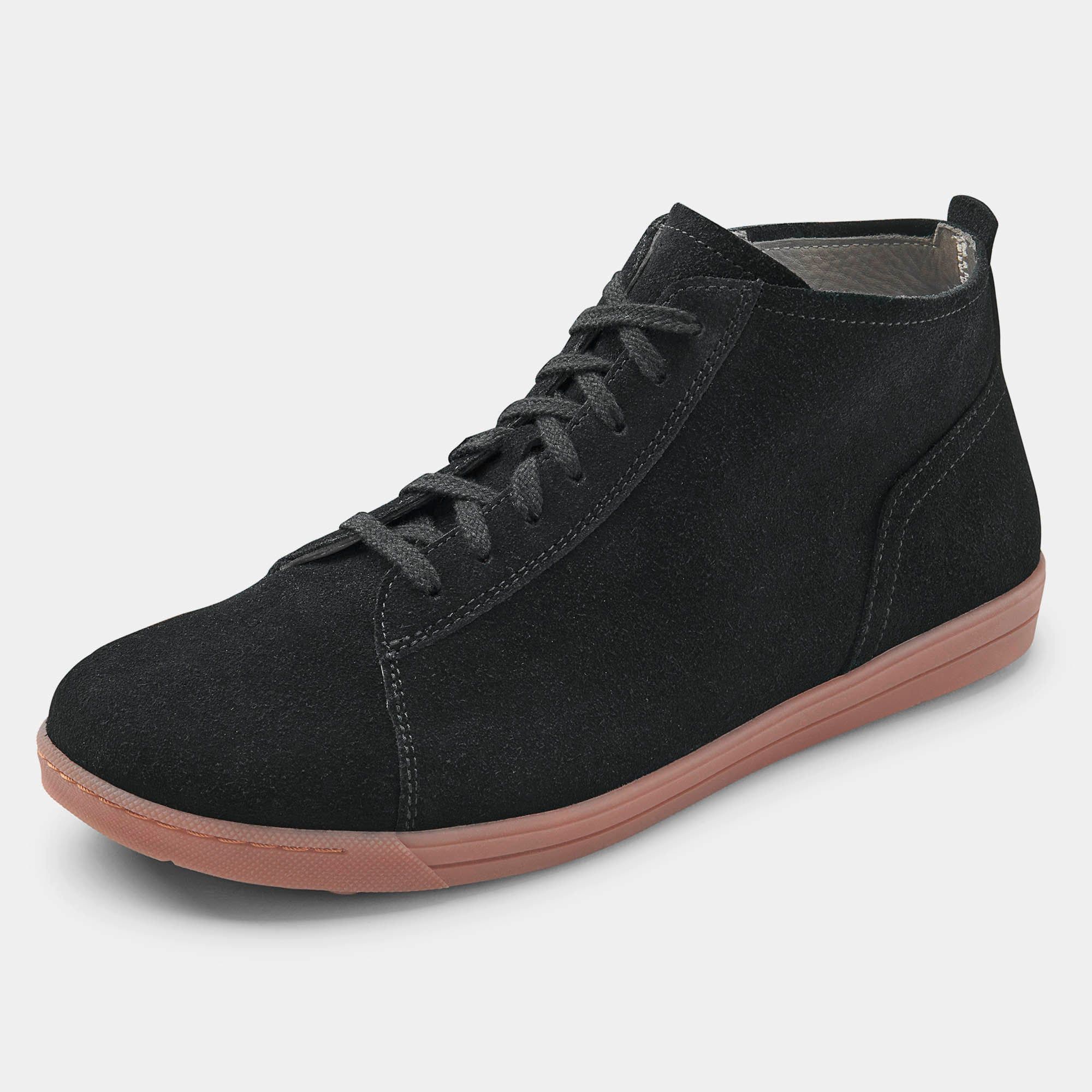 Schwarze Stiefelette mit Schnürsenkeln. Rosa Sohle. Hellgrauer Hintergrund.