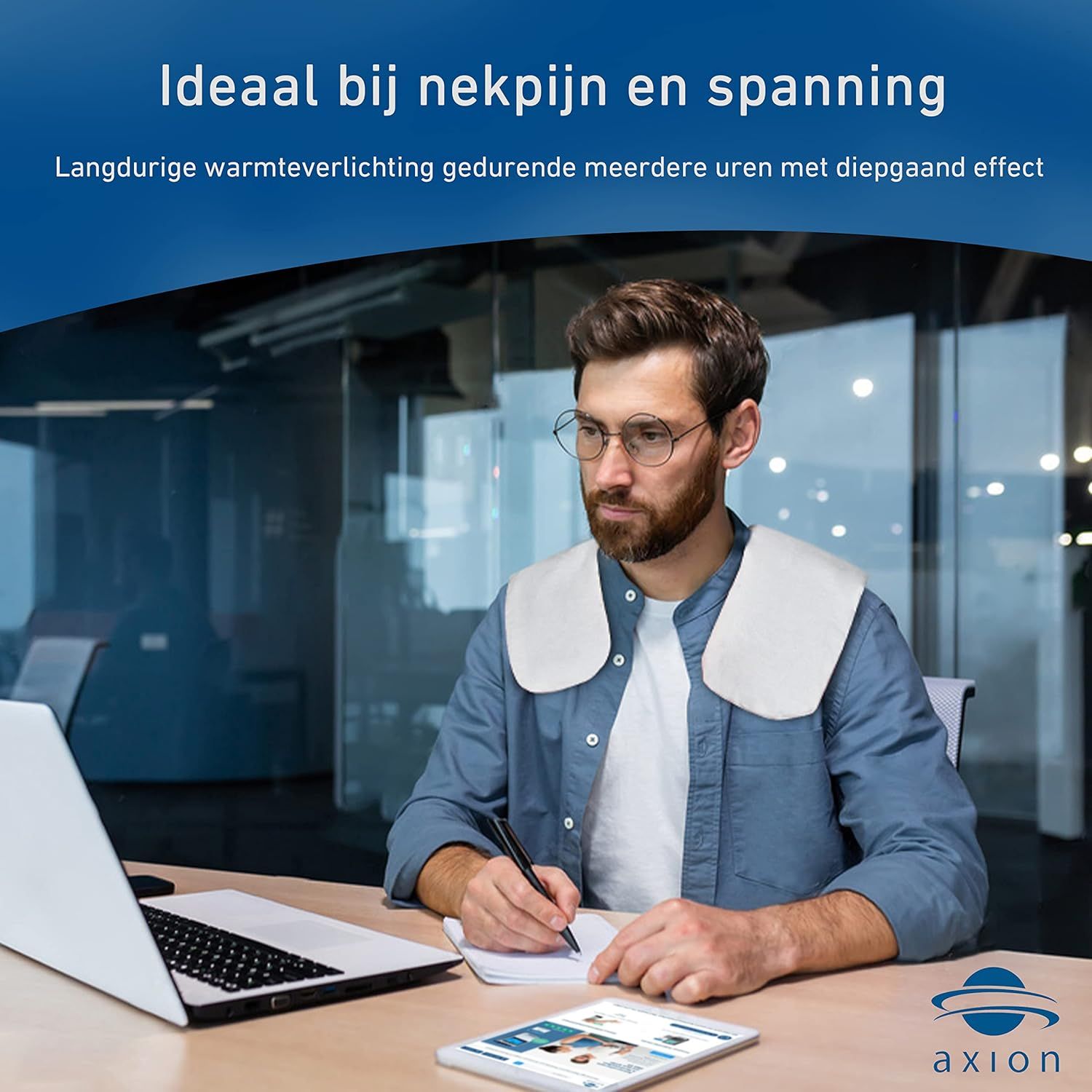 Man met nekkussen op kantoor. Tekst: 'Ideaal bij nekpijn'. Logo: axion.