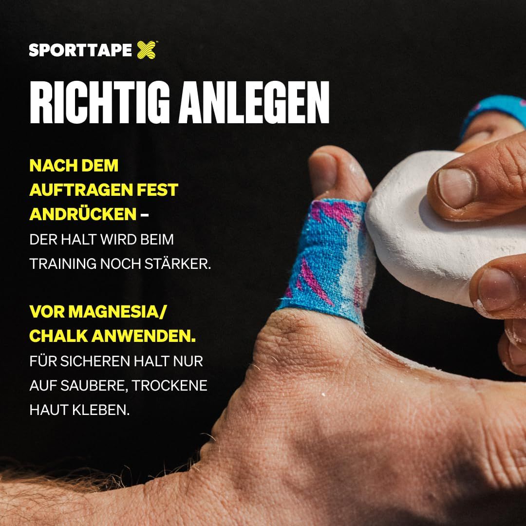 Daumentape wird mit weißem Chalk (Magnesia) aufgetragen, um den Halt beim Training zu verbessern.