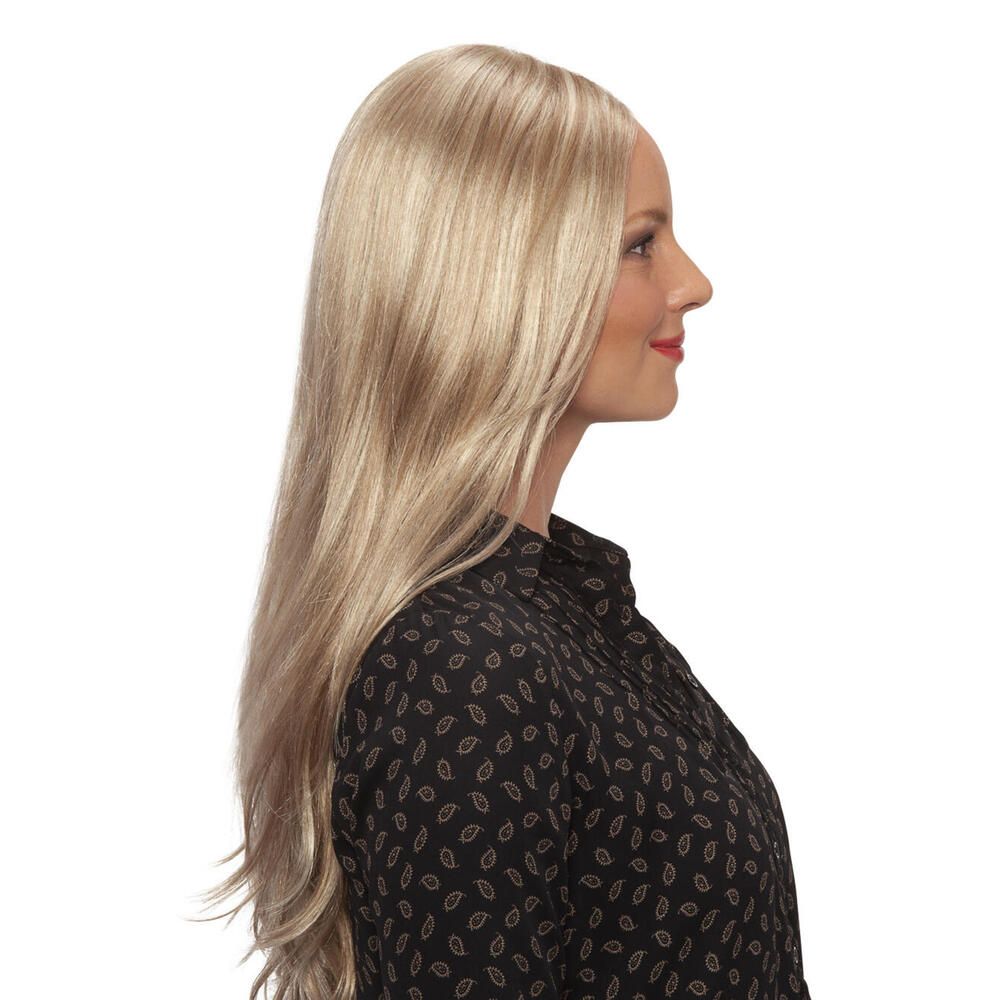 Blonde Perücke mit glattem Haar. Frau mit schwarzem Oberteil. Profilansicht.