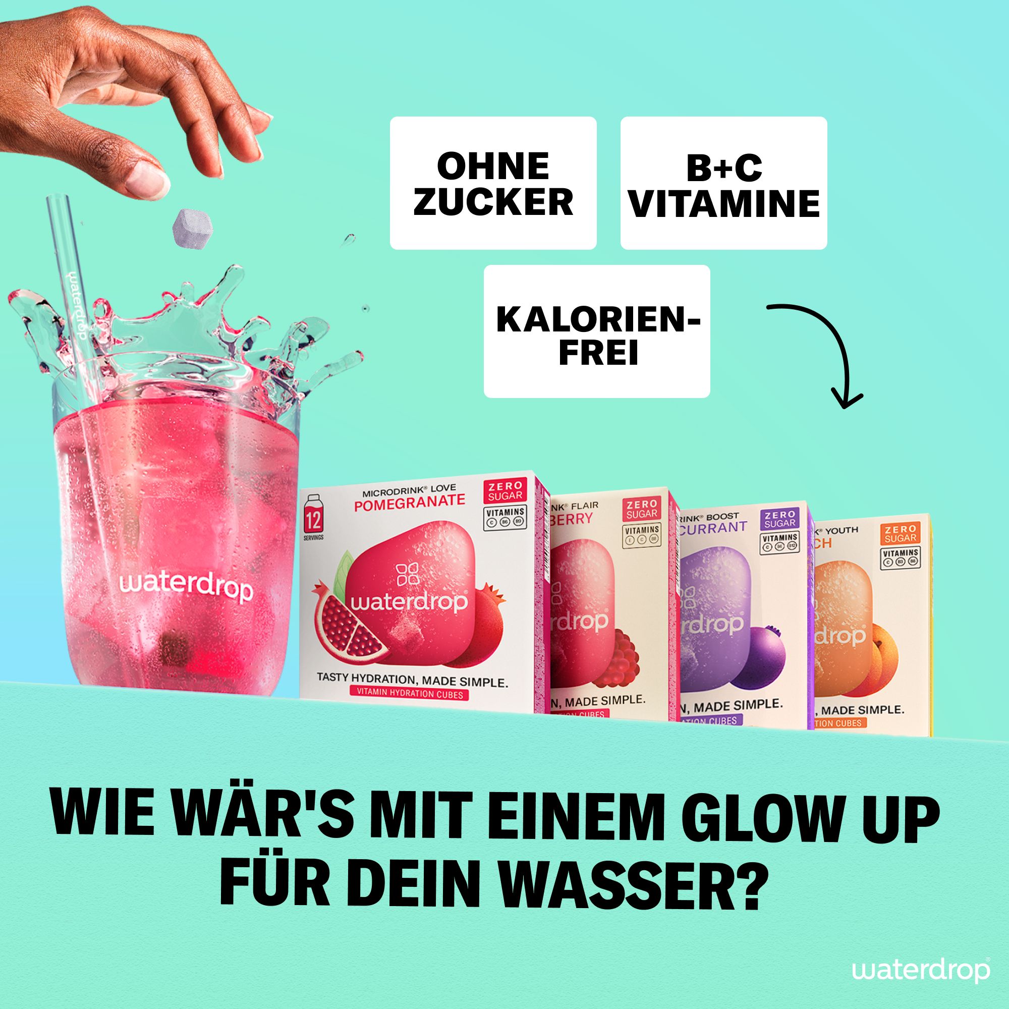 Hand wirft Würfel in Glas mit Getränk. 5 Schachteln waterdrop® im Hintergrund. Aufdrucke: Ohne Zucker, Vitamine.