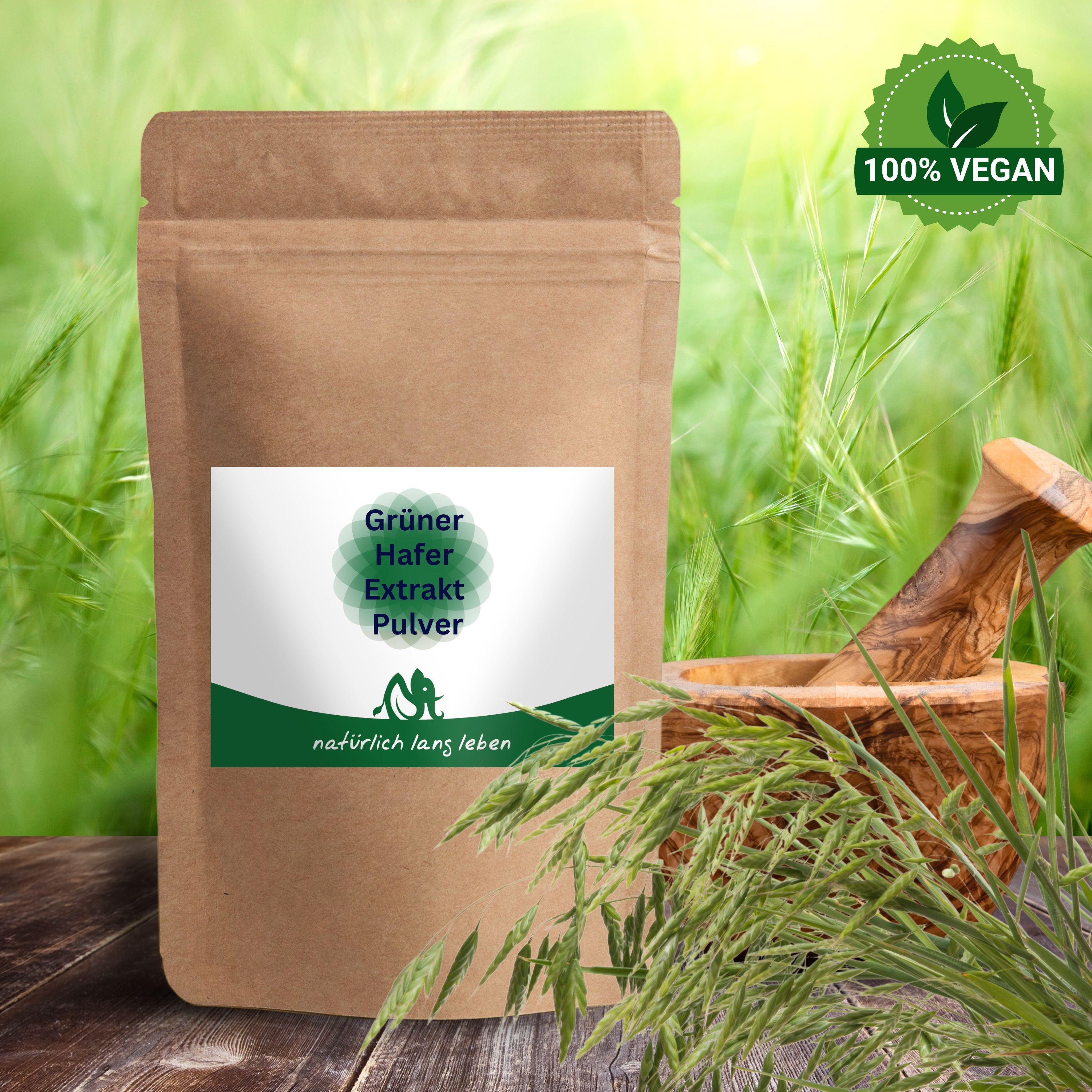 Braune Tüte mit weißem Etikett. Grüner Hafer Extrakt Pulver. Logo und Schriftzug: natürlich lang leben. 100% Vegan Siegel.