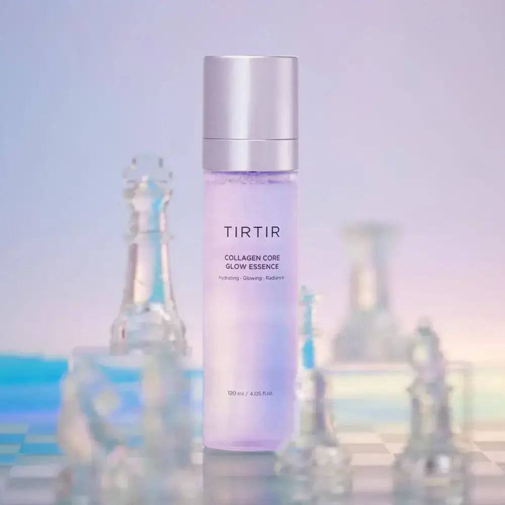 TIRTIR Collagen Core Glow Essence zwischen stilisierten Schachfiguren.